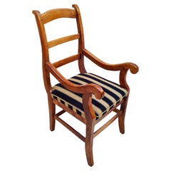 Poltrona Biedermeier del XIX secolo in ciliegio massiccio, appena imbottita