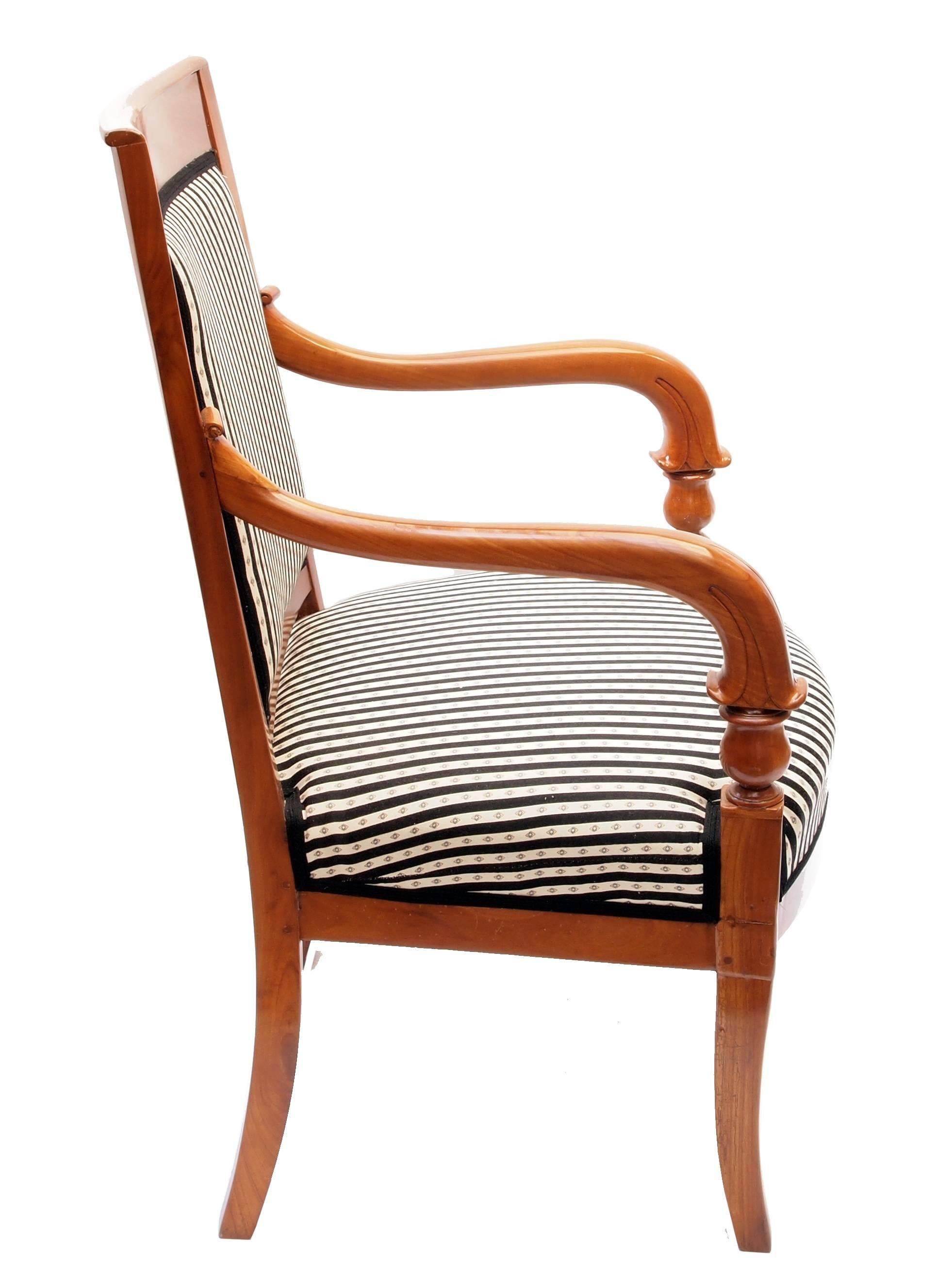 Beau fauteuil Biedermeier du sud de l'Allemagne, très bon état de restauration. Bois de cerisier massif et rembourrage entièrement neuf.

Mesures : Hauteur du siège 45 cm.