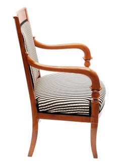 Poltrona Biedermeier del XIX secolo in ciliegio massiccio