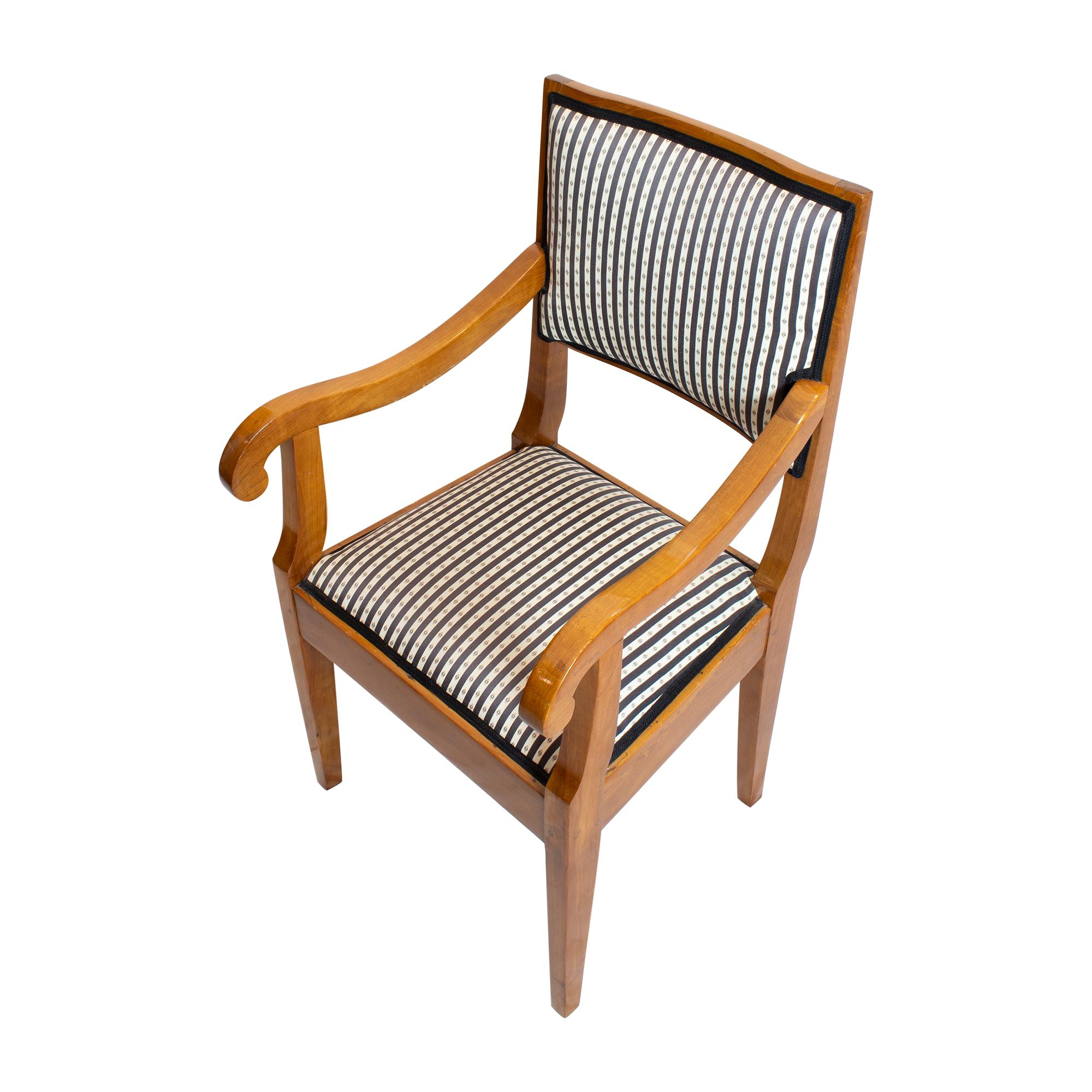 Schöner zeitloser Biedermeier-Sessel aus dem frühen 19. Jahrhundert. Der Stuhl wurde aus massiver Kirsche gefertigt und von Hand poliert. 
 