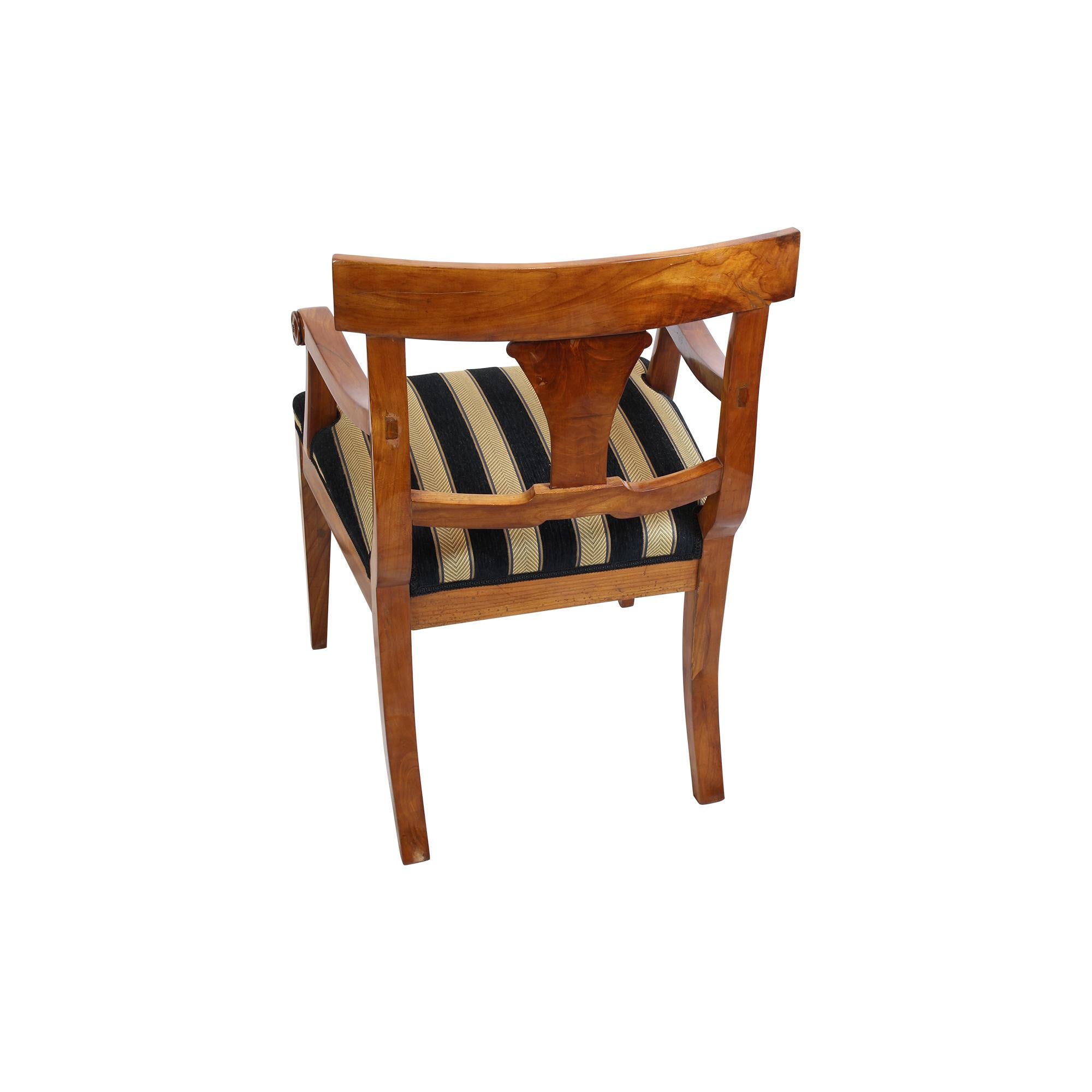Sehr schöner Biedermeier-Sessel aus dem frühen 19. Jahrhundert. Der Sessel wurde aus massiver Kirsche gefertigt und von Hand poliert. Der Sessel ist in sehr gutem, neu gepolstertem Zustand. Die Holzfarbe ist kräftige dunkle Kirsche.