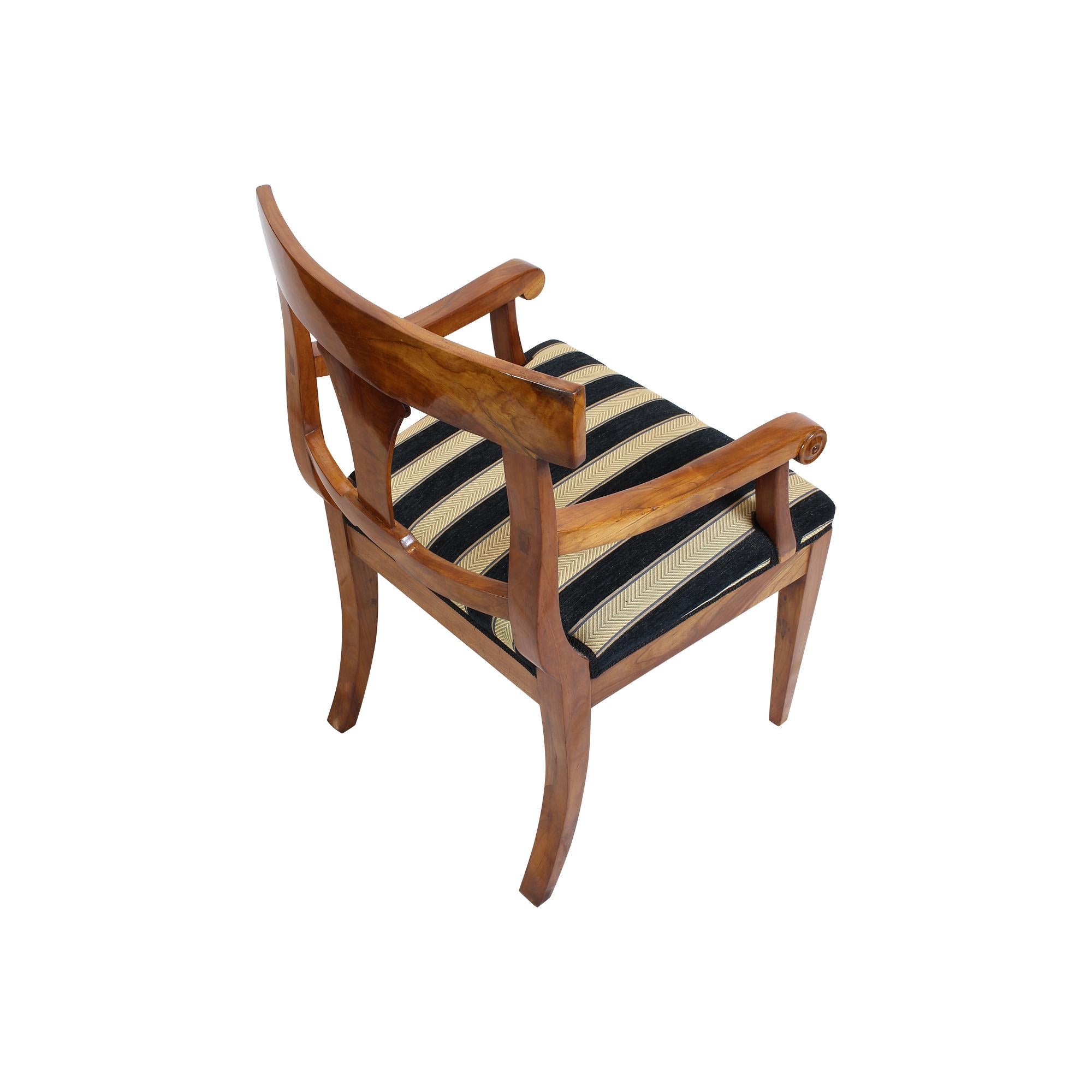 Biedermeier-Sessel aus massivem Kirschbaumholz, 19. Jahrhundert im Angebot 1