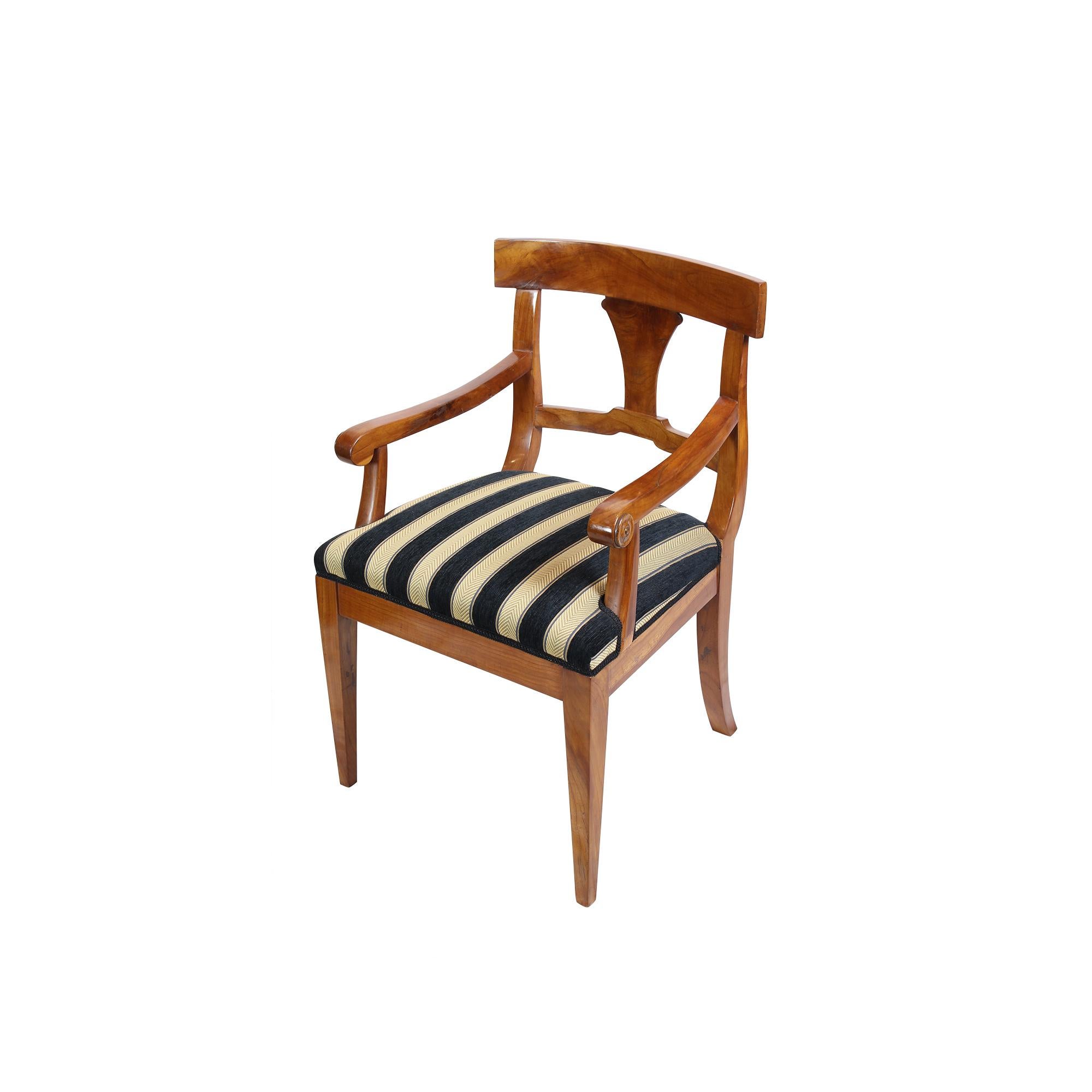 Biedermeier-Sessel aus massivem Kirschbaumholz, 19. Jahrhundert im Angebot 2
