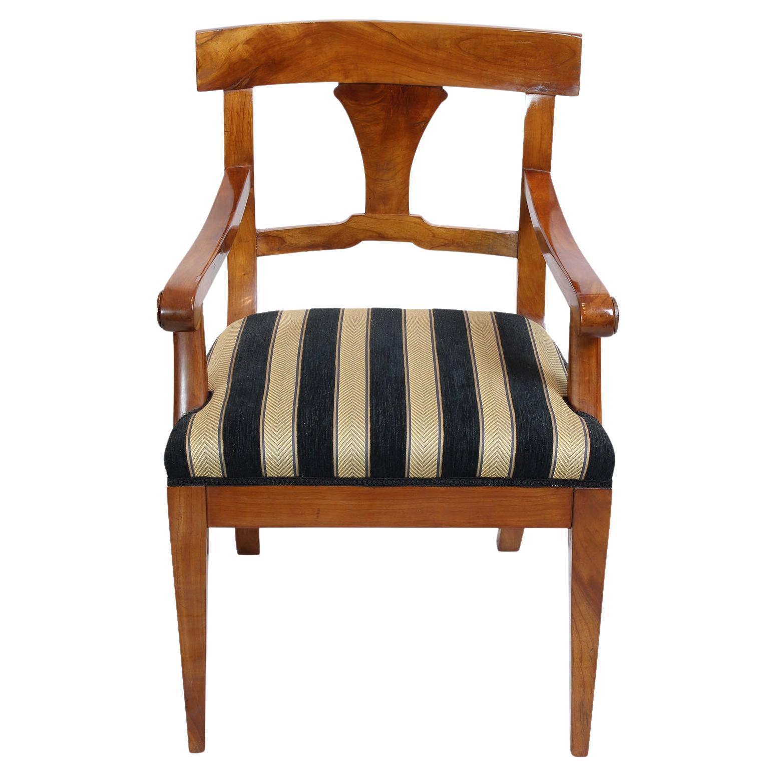 Fauteuil Biedermeier du 19ème siècle en merisier massif