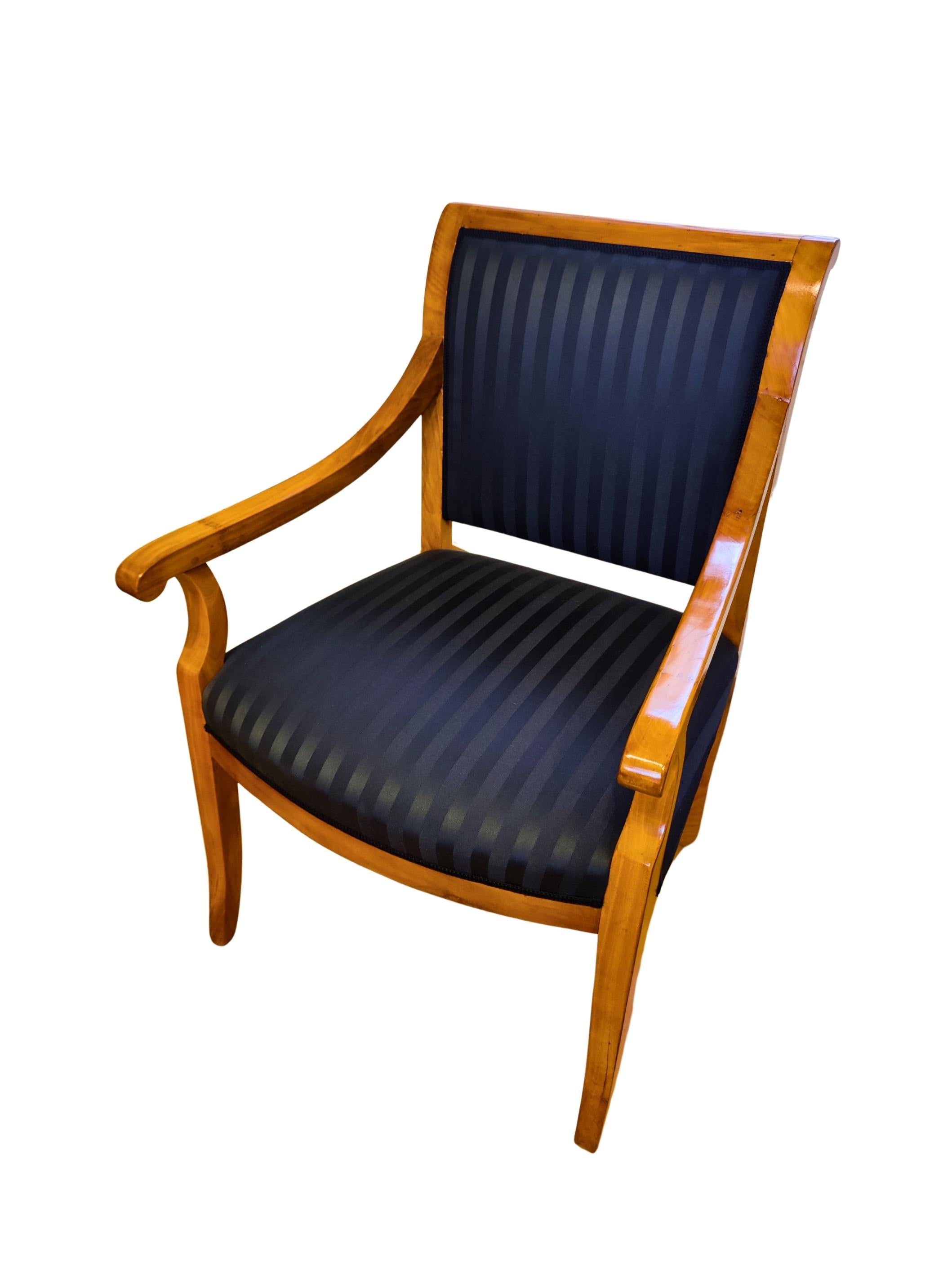 Sillón Biedermeier Siglo XIX Madera maciza de cerezo, tapizado nuevo siglo XIX en venta