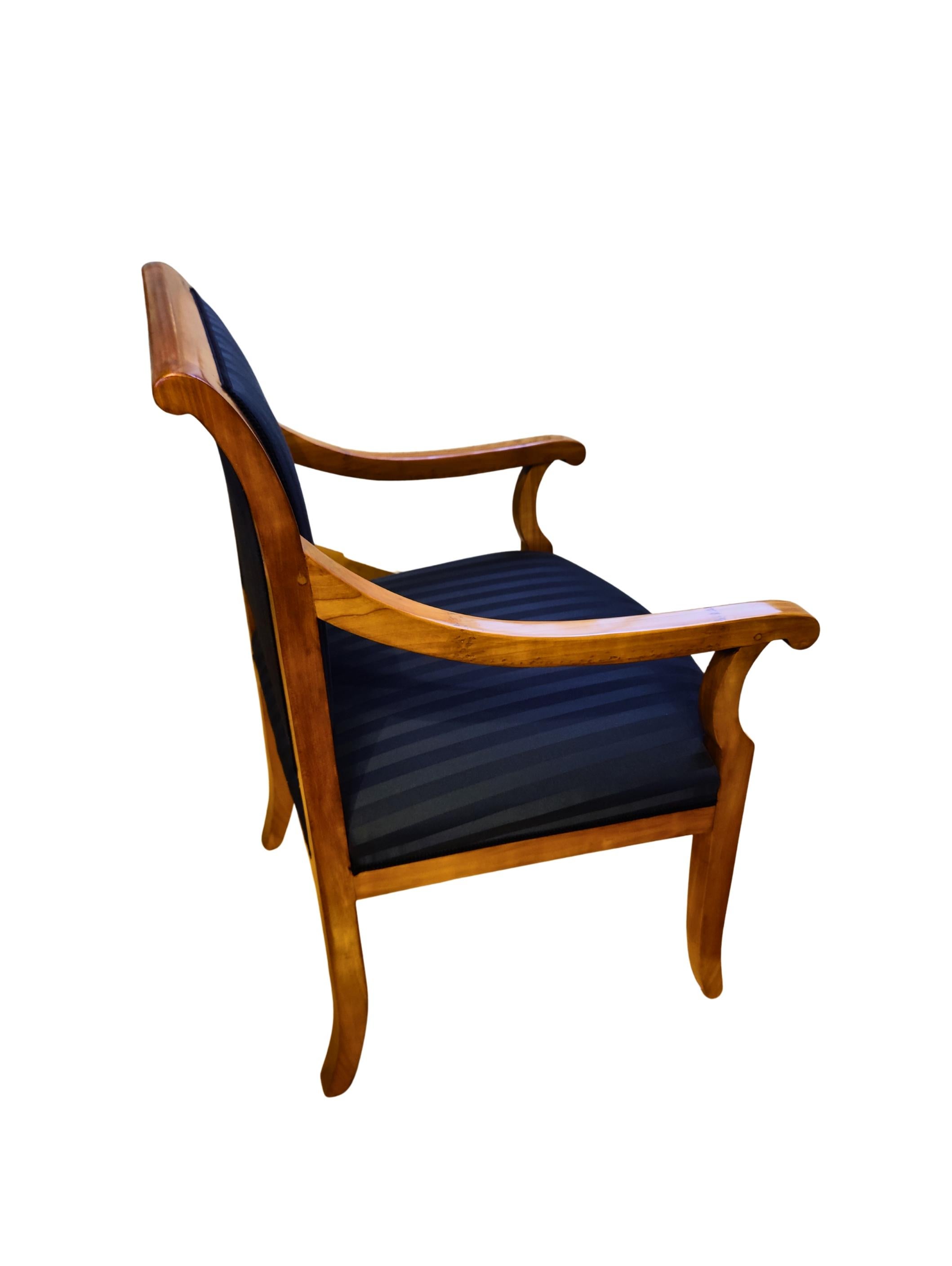 Sillón Biedermeier Siglo XIX Madera maciza de cerezo, tapizado nuevo Cereza en venta