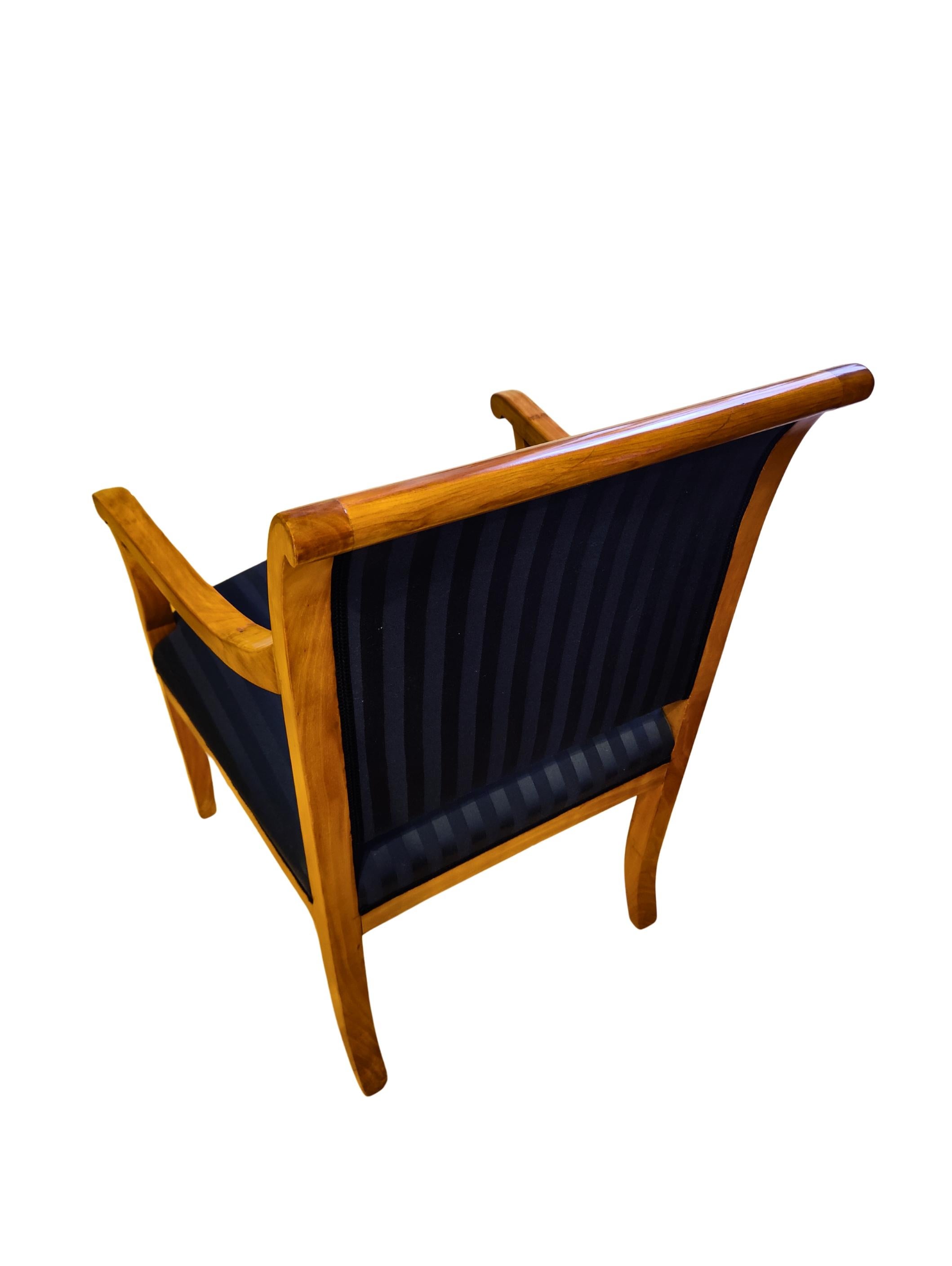 Sillón Biedermeier Siglo XIX Madera maciza de cerezo, tapizado nuevo en venta 1
