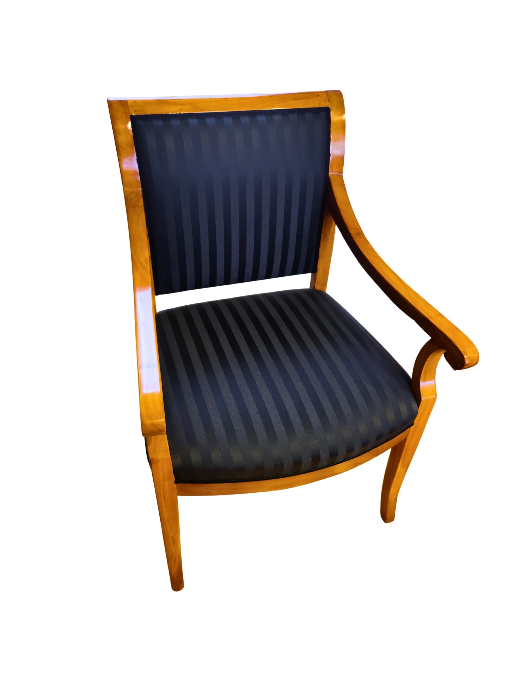 Sillón Biedermeier Siglo XIX Madera maciza de cerezo, tapizado nuevo en venta 2