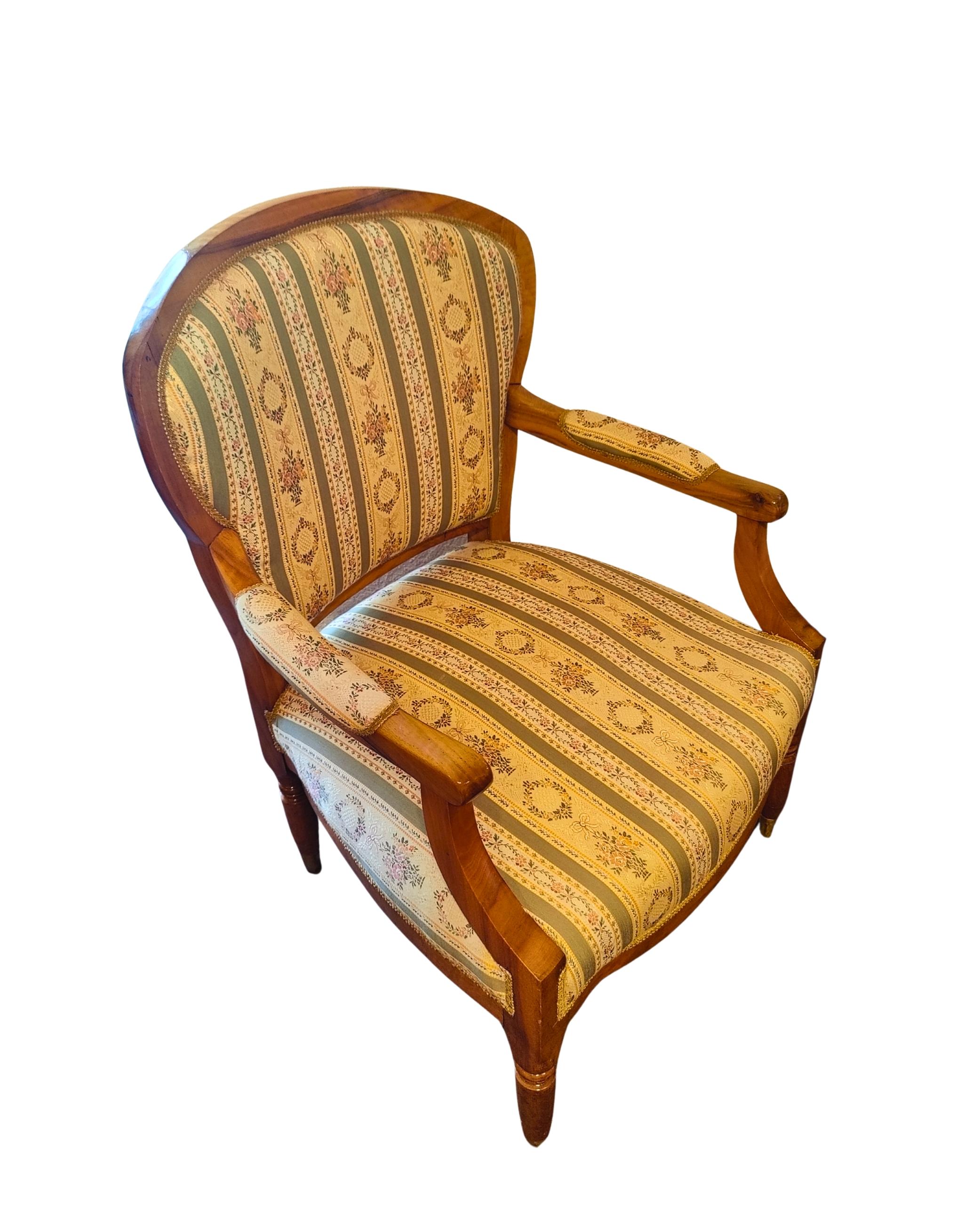 Sillón Biedermeier de Alemania, muy buen estado de restauración, nogal macizo. Los pies están calzados con zapatos de latón.