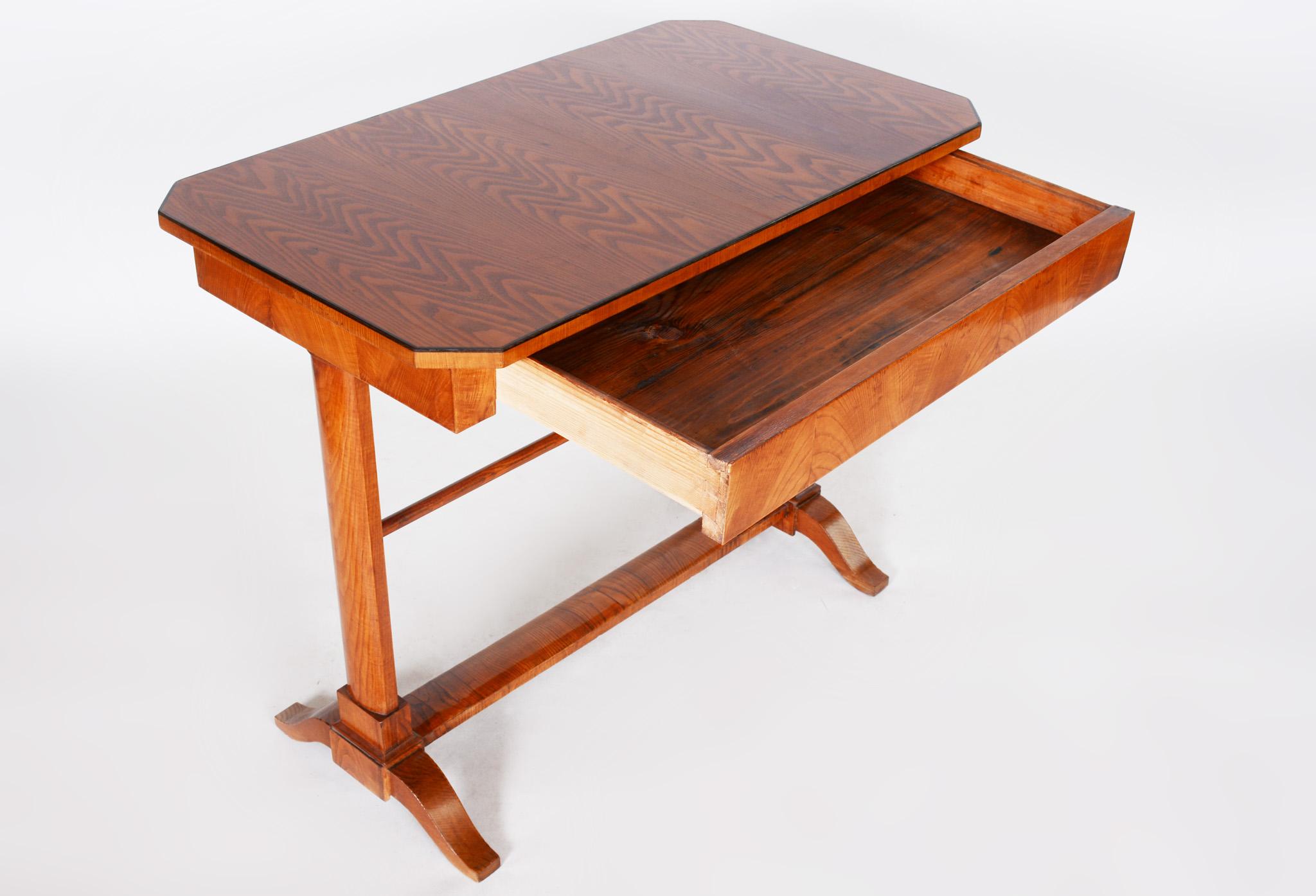 Cet élégant bureau Biedermeier provient d'Autriche (Vienne) et date du 19e siècle. Il est fabriqué en contreplaqué d'épicéa plaqué de frêne et a fait l'objet d'une restauration minutieuse. Lors de la restauration, le vernis d'origine a été ravivé.
