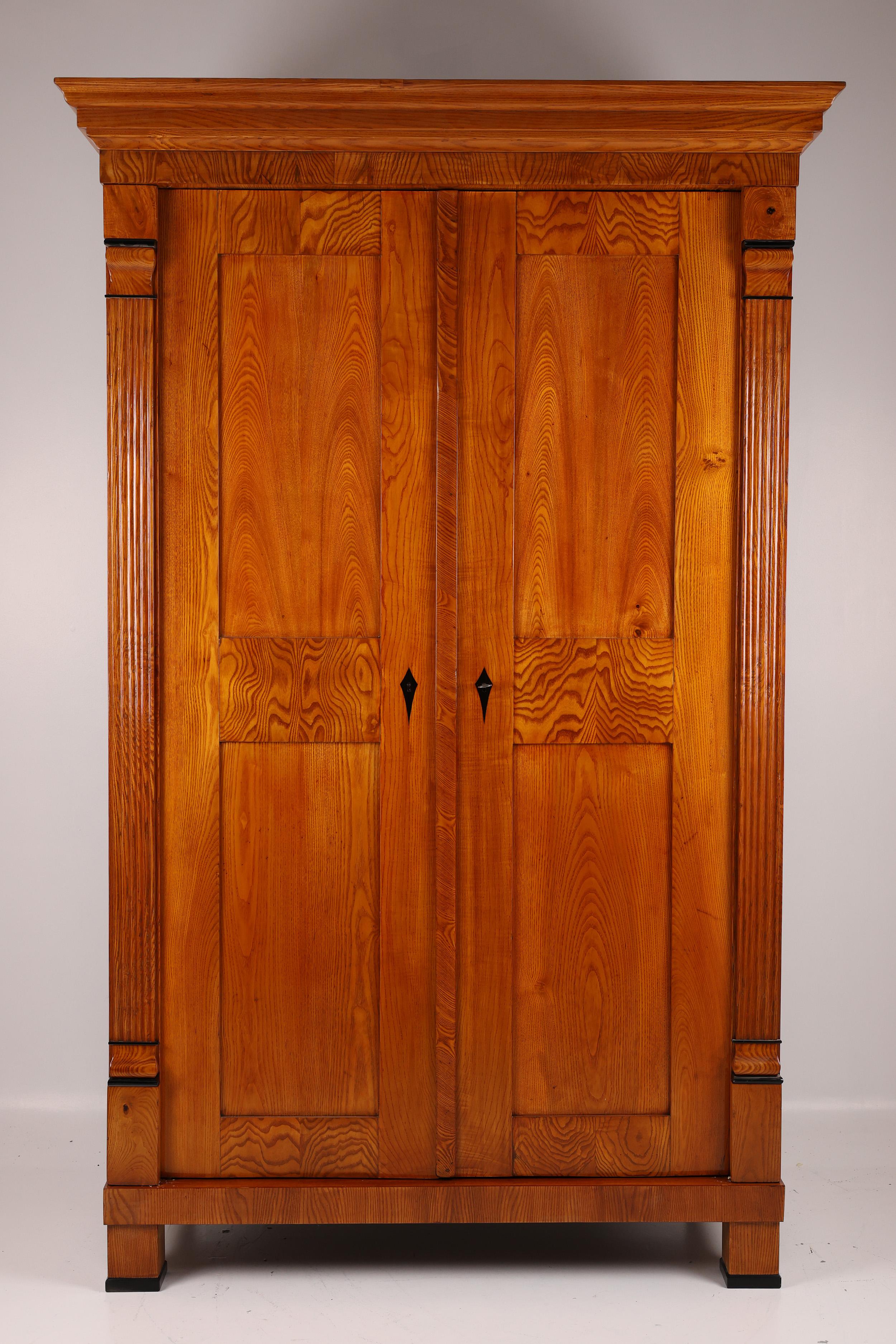 Original Biedermeier Ash Wardrobe, 1820–1825

An exquisite two-door wardrobe in the Biedermeier style, dating from 1820–1825. Its elegant form and perfect proportions embody the refined craftsmanship of the era.

The structure rests on sturdy,