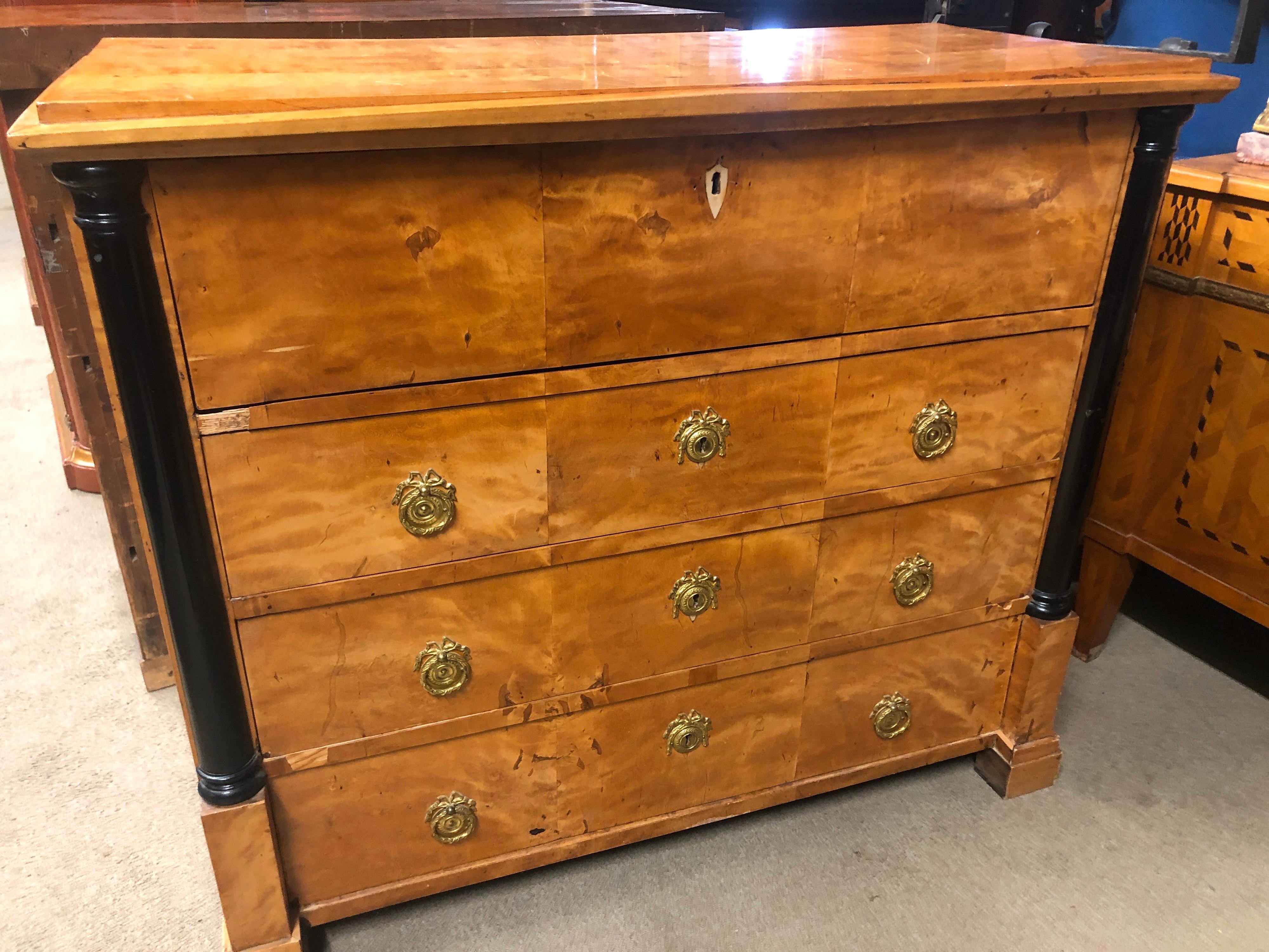 Fantastic example of a Biedermeier secretary dresser in birch wood, early Biedermeier era, with ebonized columns. Foot on plinth, first secretary drawer with secret in the central part. In good condition, small deficiencies to be restored.
We find