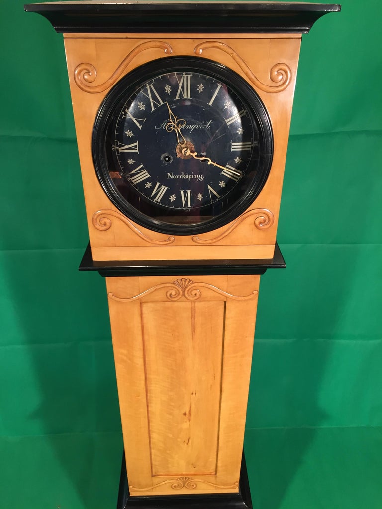 Beautiful Grandfather clock from Sweden, Biedermeier period, circa 1820, in birchwood with ebonized parts, working mechanism with alarm (bell that rings with its own charge for about 11 seconds).