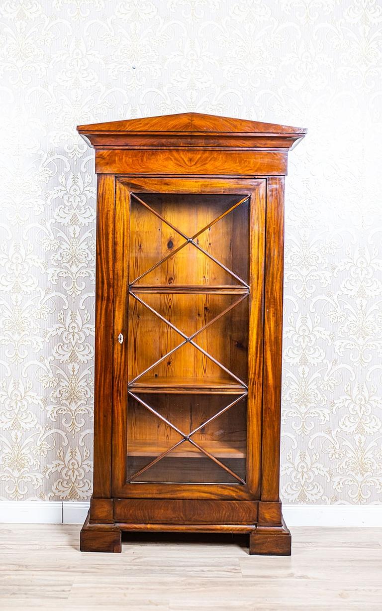 We present you this piece of furniture characterized by the simplicity typical for the Biedermeier style.
All is from the first half of the 19th century.
The single-leaf corpus is topped with a slightly protruding triangle cornice.
The door panel