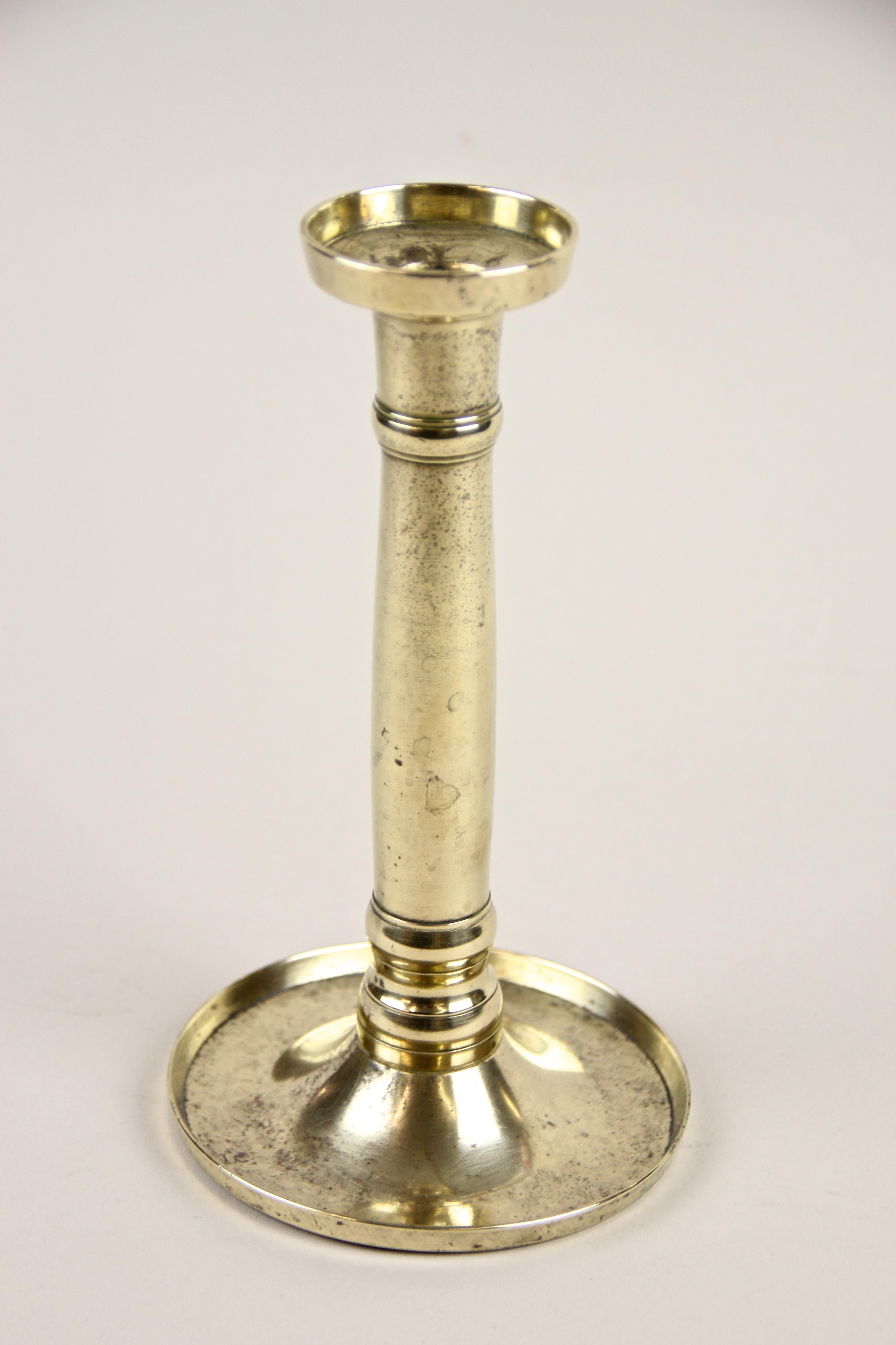 Feiner Biedermeier-Kerzenleuchter aus Messing aus dem 19. Jahrhundert, Österreich, um 1830. Eine gerade, klare Form, ein typisches Merkmal für das frühe Biedermeier, verarbeitet aus feinem Messing mit schönen Details, macht diesen antiken Leuchter