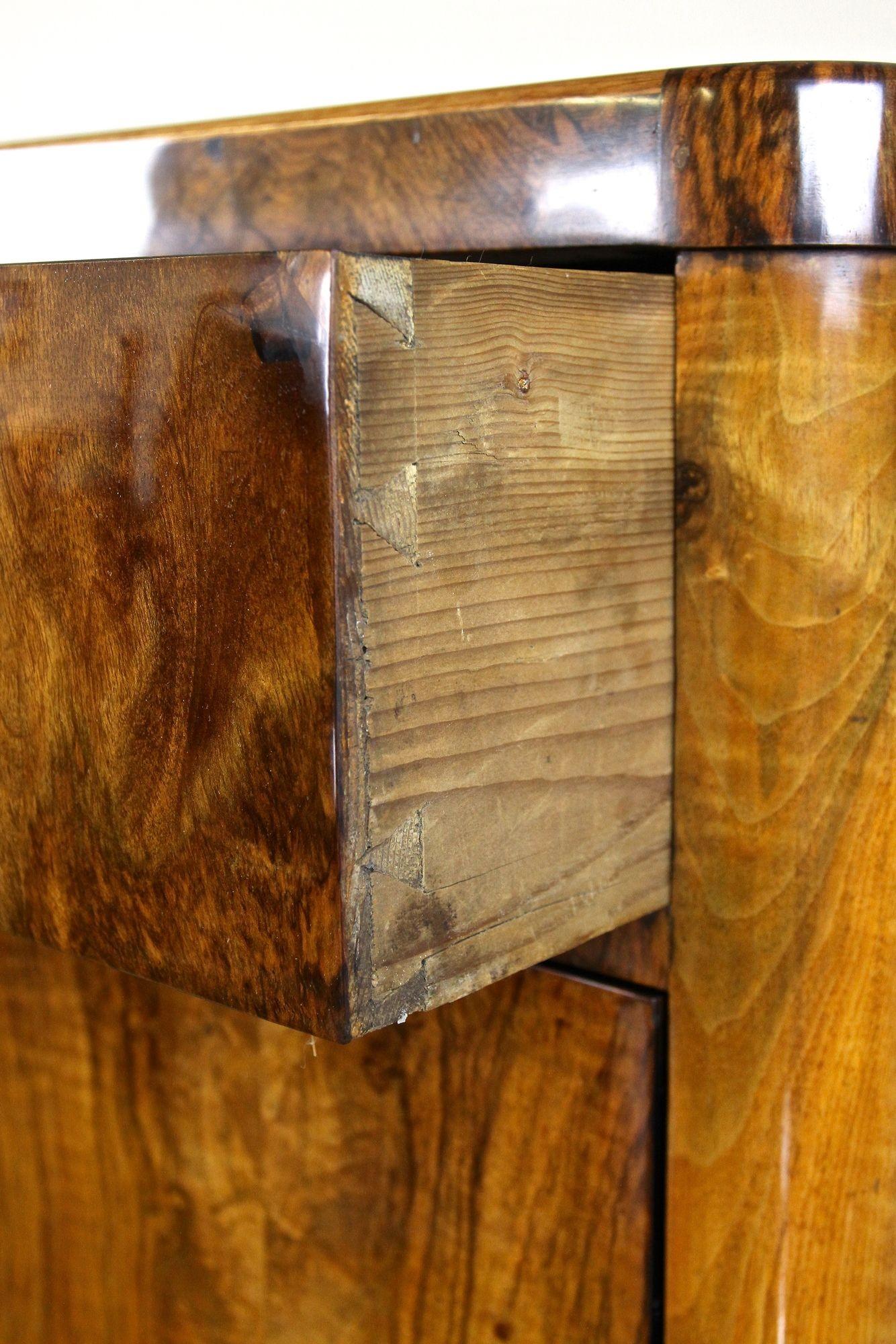 Armario Biedermeier con cajón del siglo XIX, madera de nogal, Austria circa 1850 en venta 5