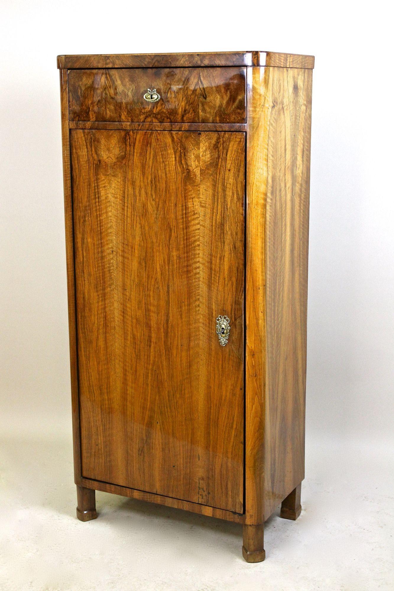 Armario Biedermeier con cajón del siglo XIX, madera de nogal, Austria circa 1850 en venta 6