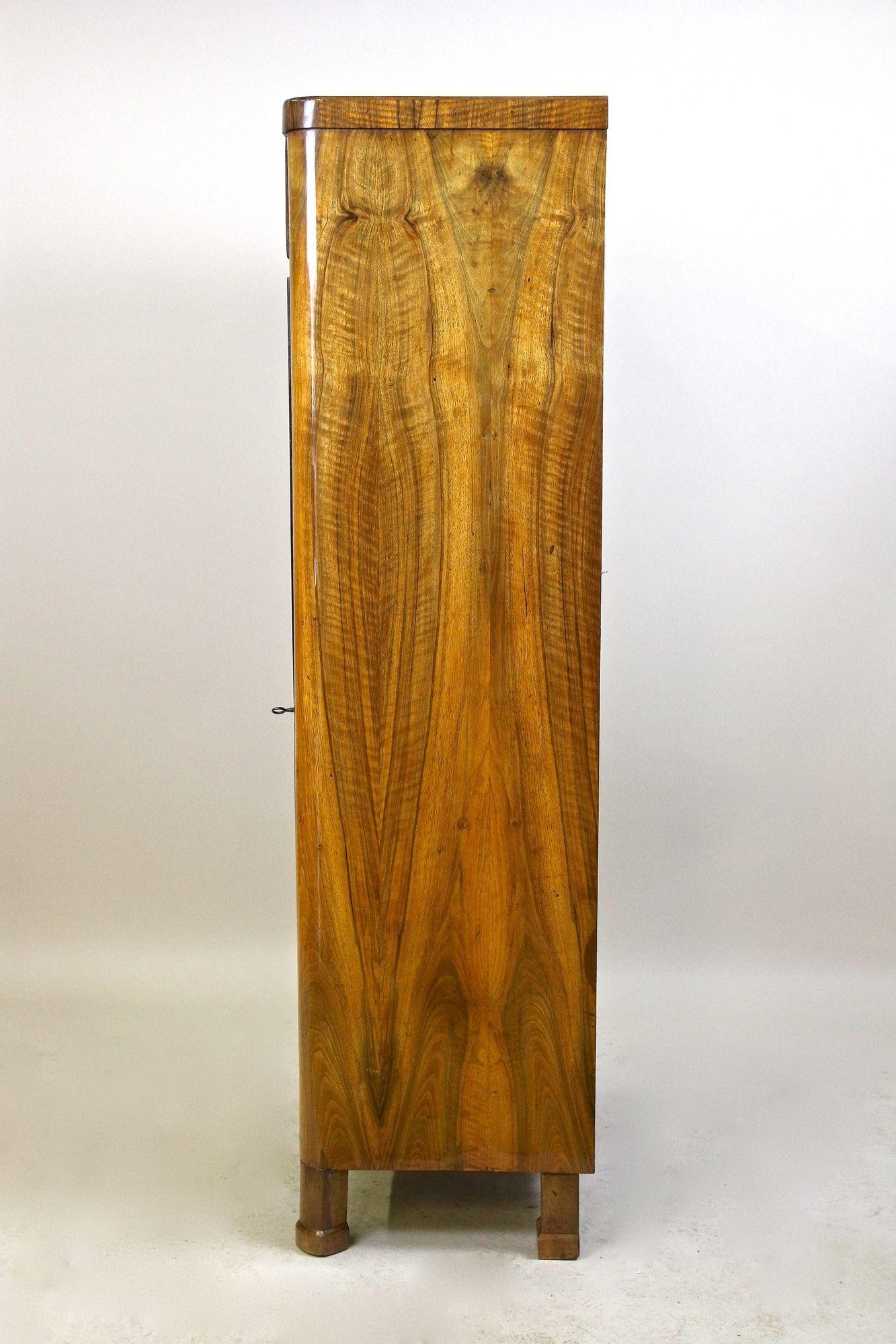 Armario Biedermeier con cajón del siglo XIX, madera de nogal, Austria circa 1850 en venta 7