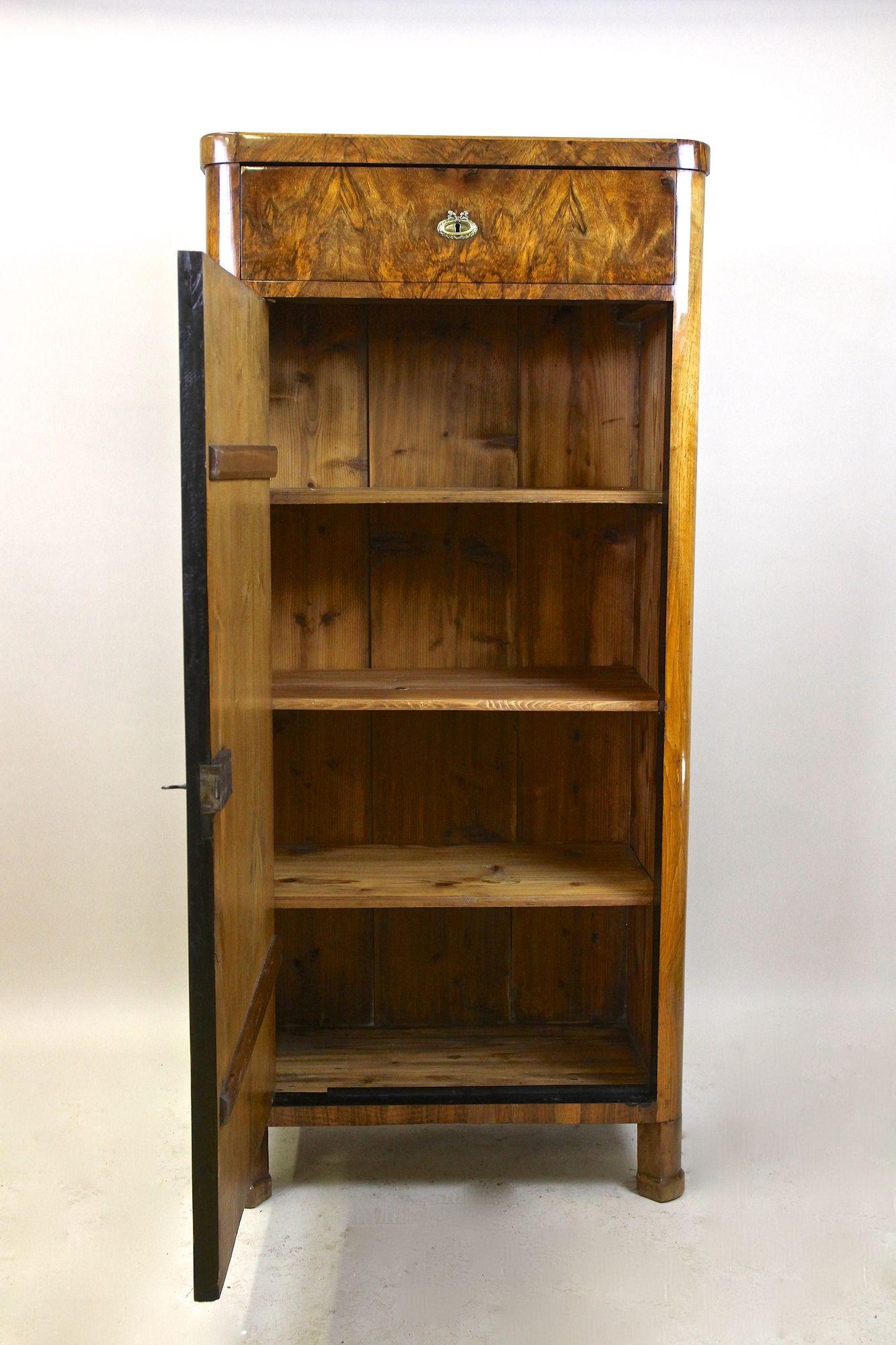 Armario Biedermeier con cajón del siglo XIX, madera de nogal, Austria circa 1850 Pulido en venta
