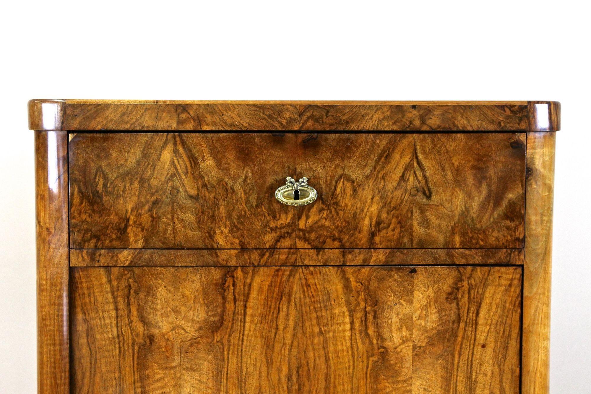 Armario Biedermeier con cajón del siglo XIX, madera de nogal, Austria circa 1850 Latón en venta