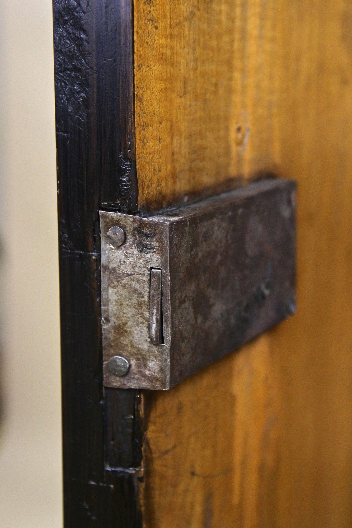 Armario Biedermeier con cajón del siglo XIX, madera de nogal, Austria circa 1850 en venta 1