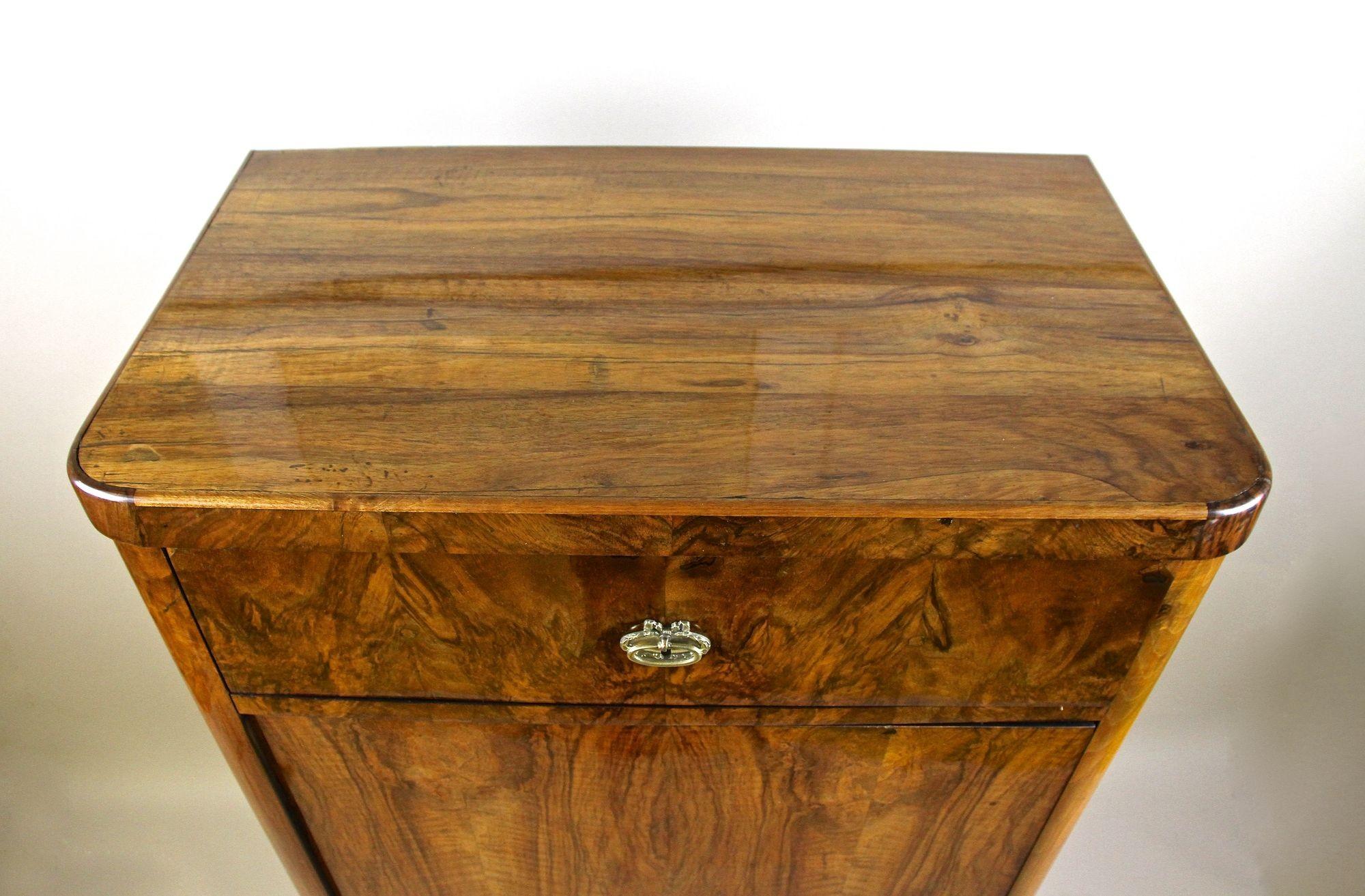 Armario Biedermeier con cajón del siglo XIX, madera de nogal, Austria circa 1850 en venta 3