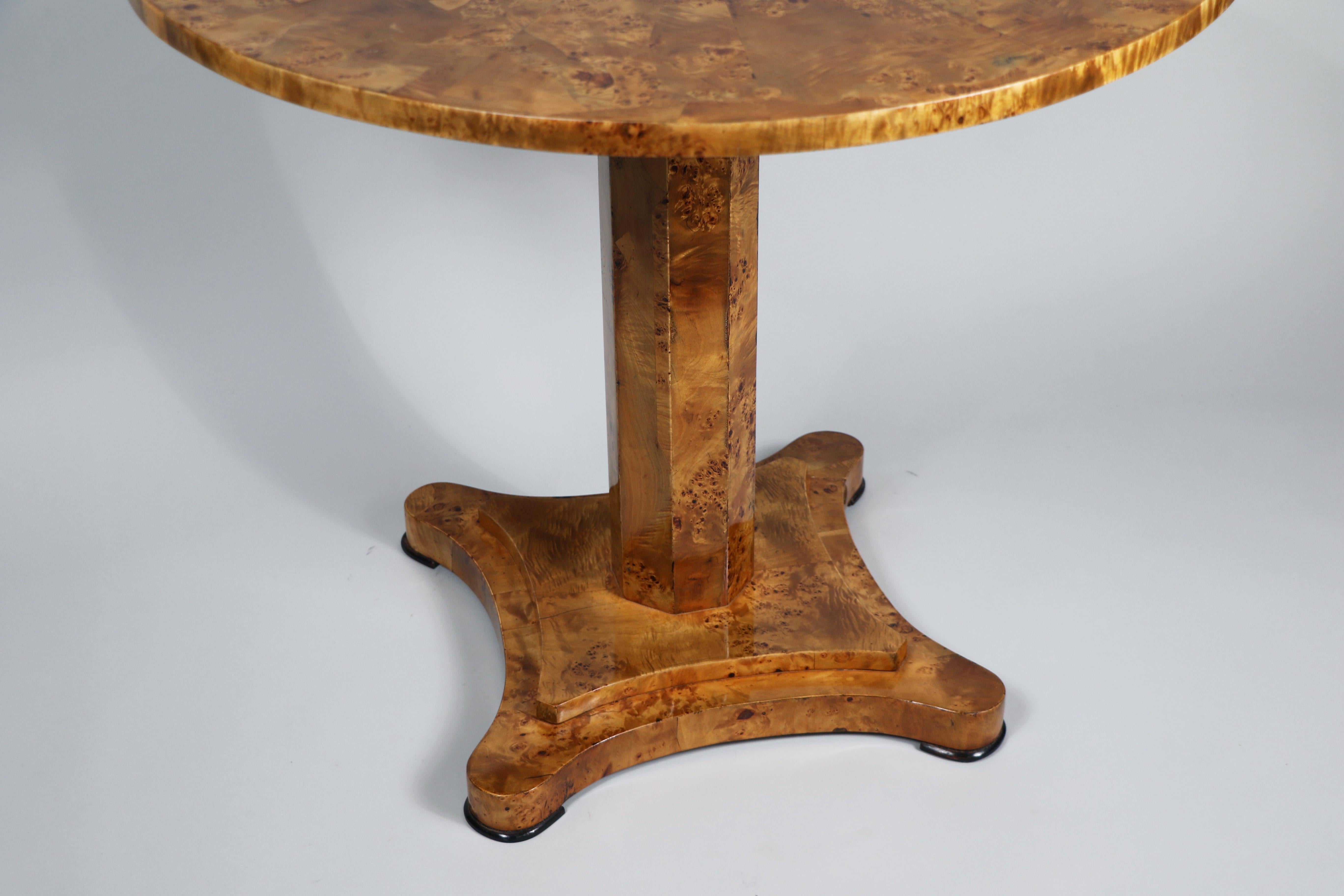 19th Century Biedermeier Pedestal Table. Austria, c. 1830. In Good Condition For Sale In Vienna, AT