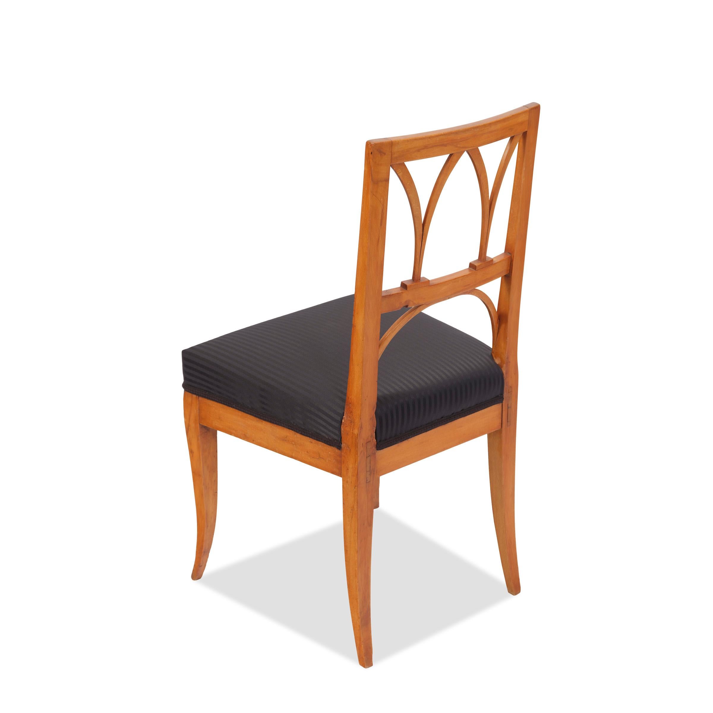 Sedia singola Biedermeier, 1820 circa, legno massiccio di ciliegio, imbottita e rivestita di recente, lucidatura a cera, schienale con delicati rinforzi, condizioni restaurate, lucidatura a gommalacca

Altezza: 90,5 cm, larghezza: 46 cm, profondità: