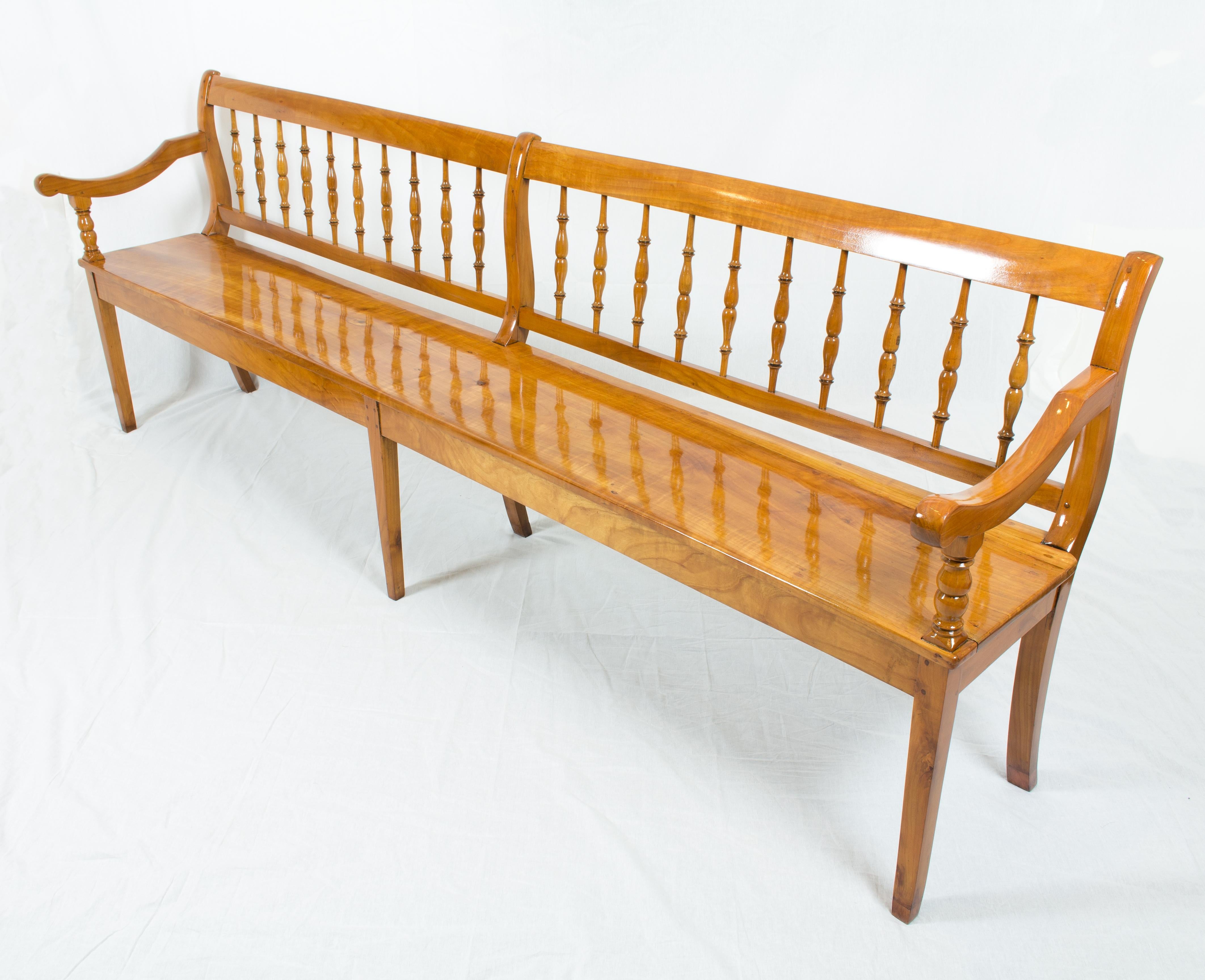 Banc de siège extrêmement rare de l'époque du Biedermeier tardif. 
Fabriqué en bois de cerisier massif. 
Le banc a une largeur incroyable de 243 cm ! 
En très bon état restauré.