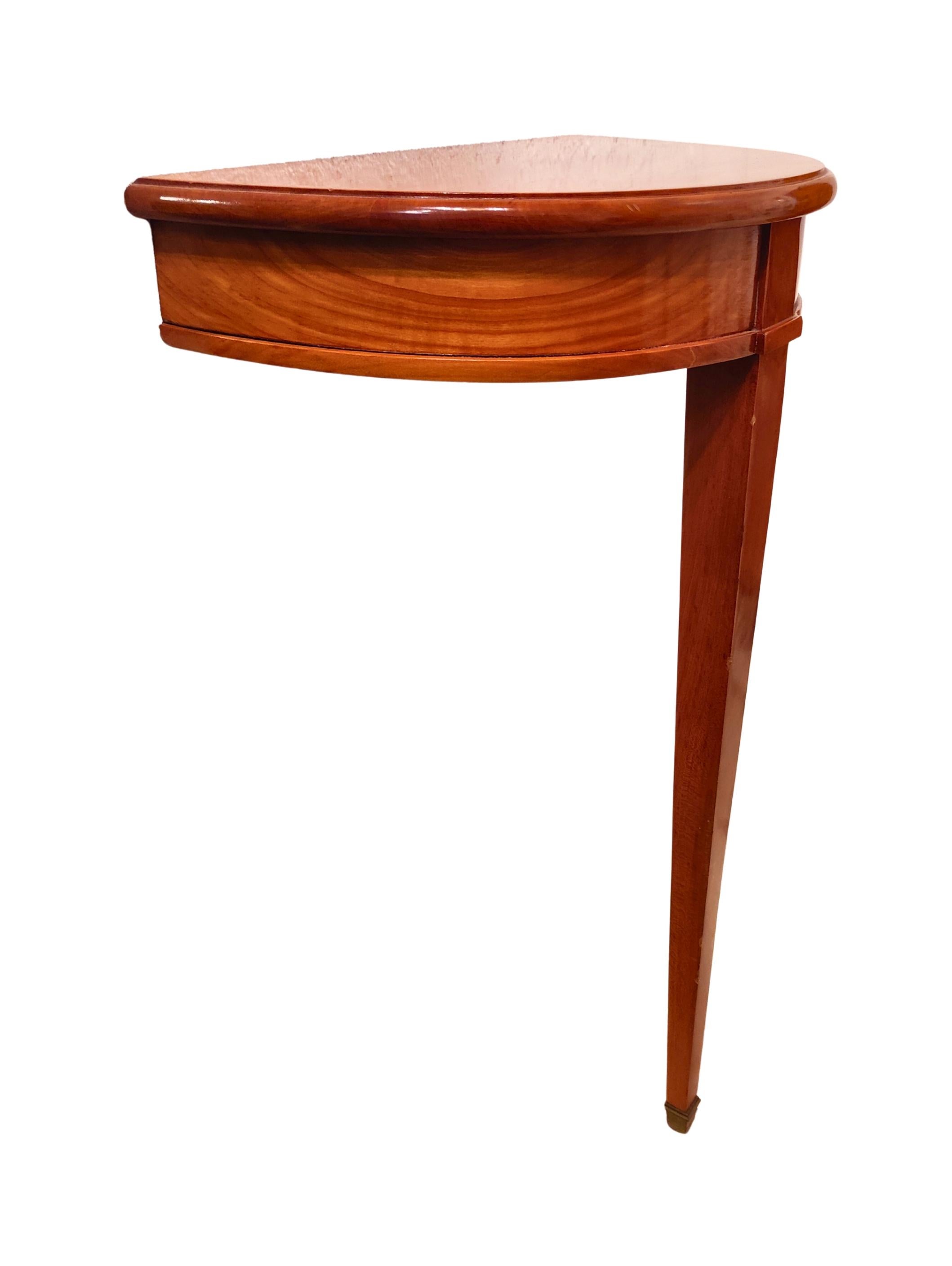 Allemand Table d'appoint Biedermeier du 19ème siècle en cerisier demi-ronde en vente