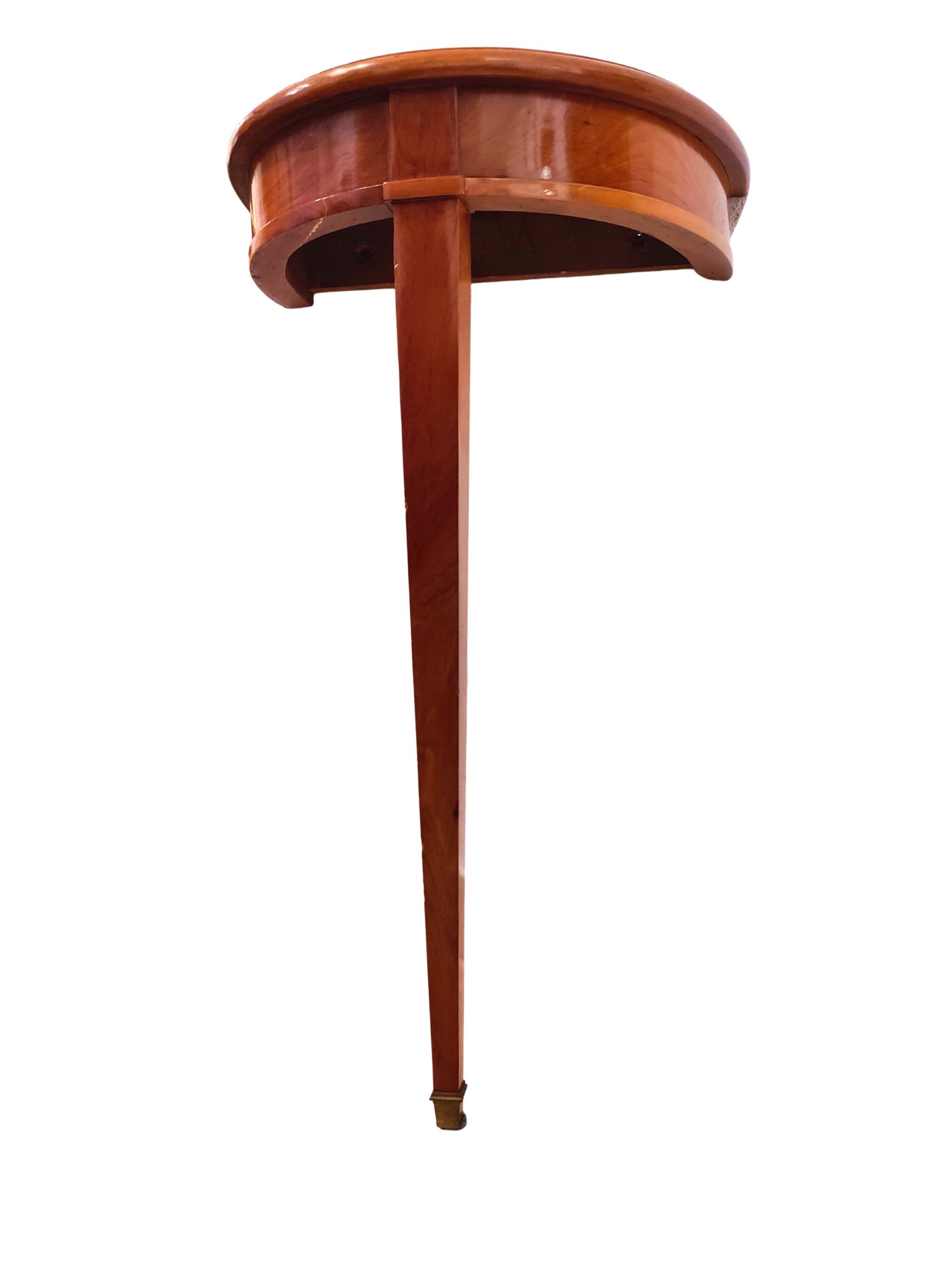 Poli Table d'appoint Biedermeier du 19ème siècle en cerisier demi-ronde en vente