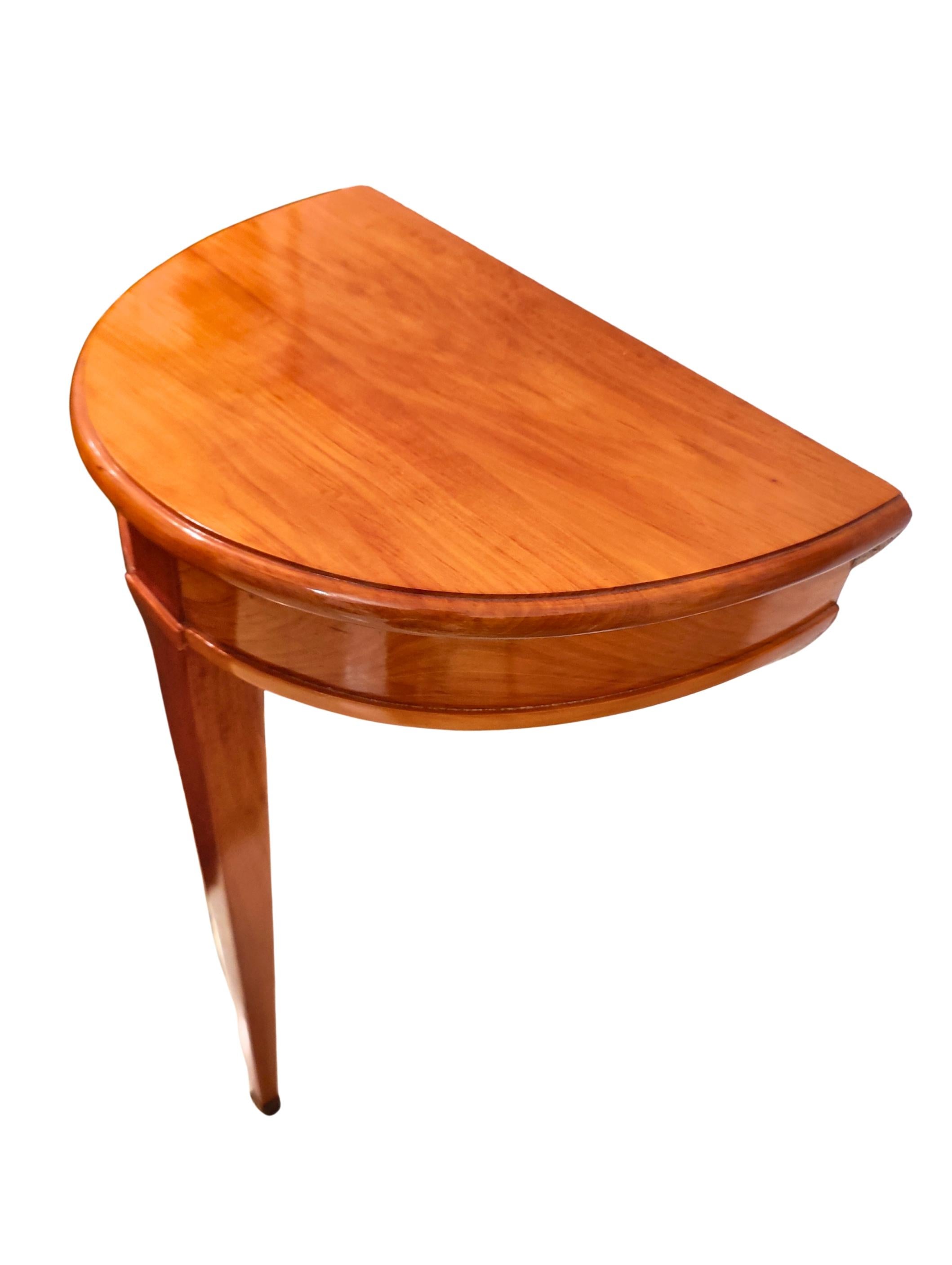 Table d'appoint Biedermeier du 19ème siècle en cerisier demi-ronde Bon état - En vente à Darmstadt, DE