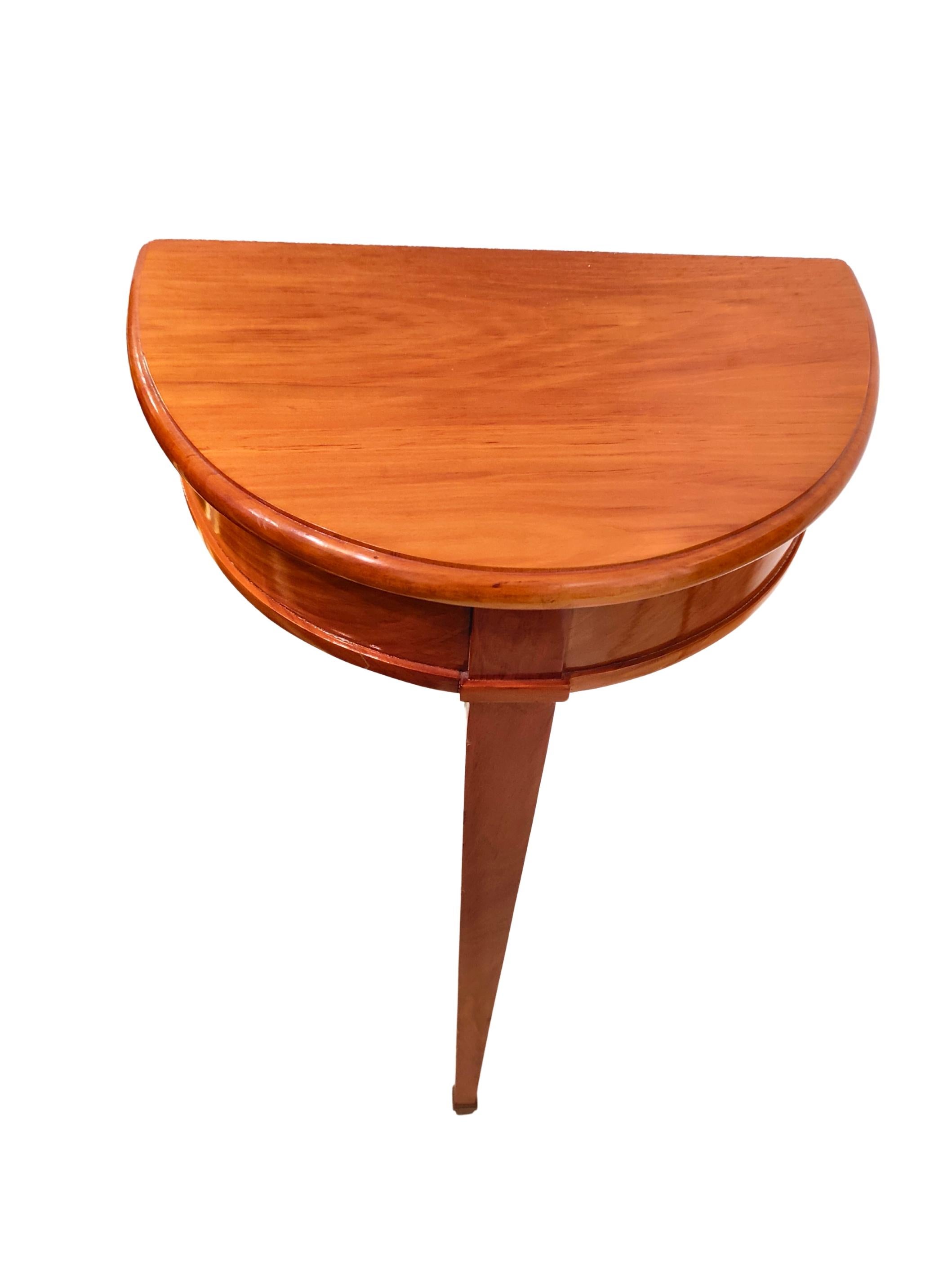 XIXe siècle Table d'appoint Biedermeier du 19ème siècle en cerisier demi-ronde en vente