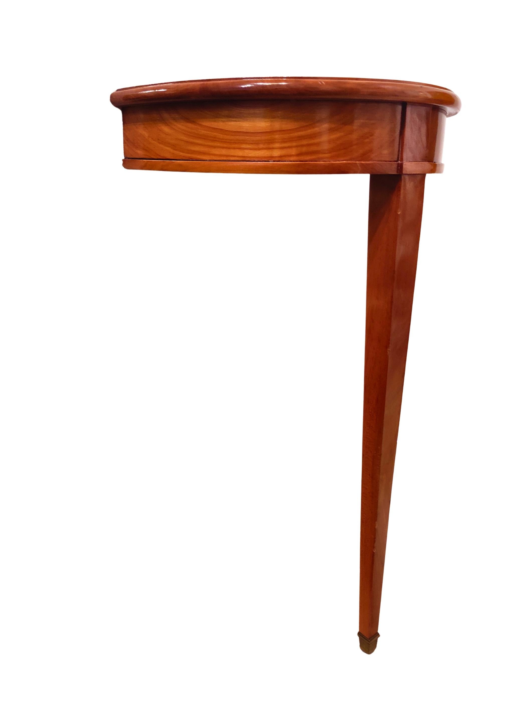 Cerise Table d'appoint Biedermeier du 19ème siècle en cerisier demi-ronde en vente