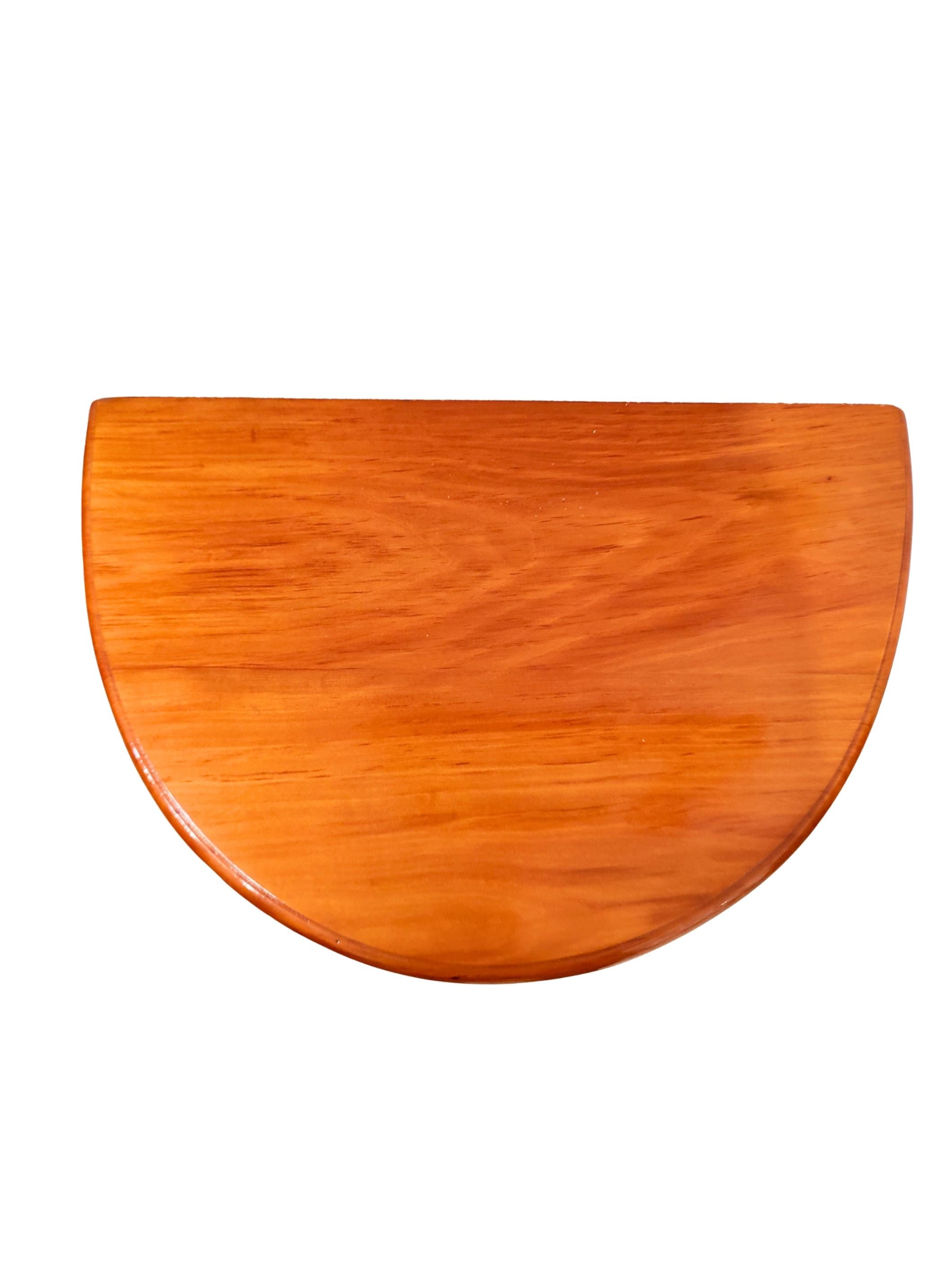 Table d'appoint Biedermeier du 19ème siècle en cerisier demi-ronde en vente 1