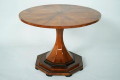 Biedermeier-Salontisch aus Kirschbaumholz, 19. Jahrhundert. Wiener Stadt, um 1820.