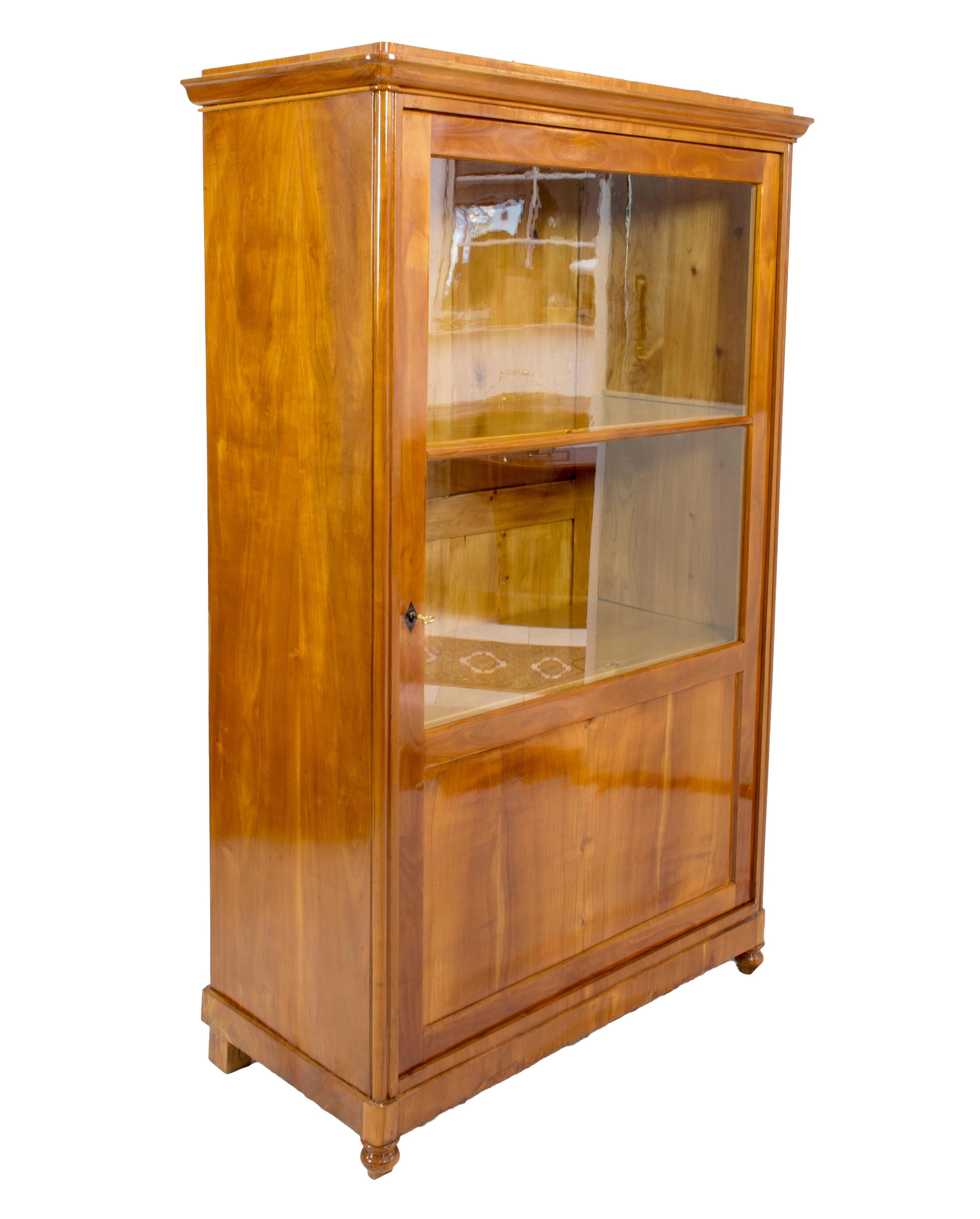 19th Century Biedermeier Cherry Showcase Cabinet / Vitrine In Good Condition For Sale In Darmstadt, DE