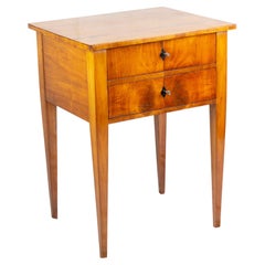 Table d'appoint Biedermeier du 19ème siècle en merisier à 2 tiroirs