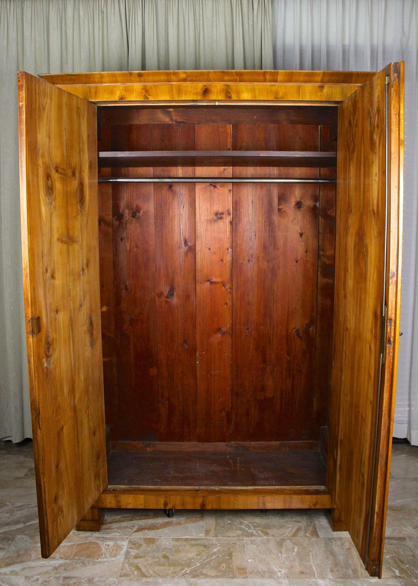 Austriaco Mobile in ciliegio Biedermeier del XIX secolo, Austria circa 1825 in vendita