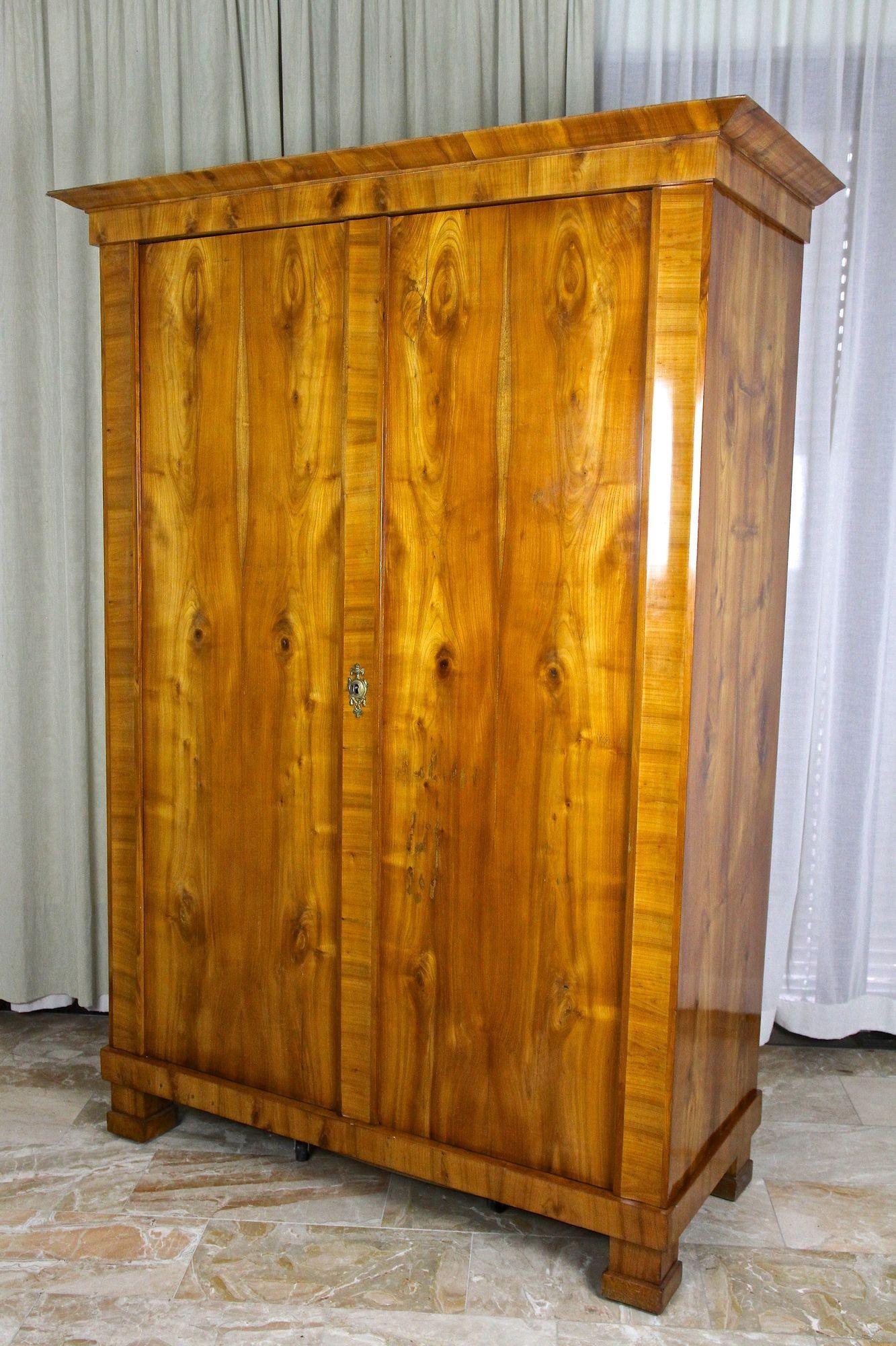 Fatto a mano Mobile in ciliegio Biedermeier del XIX secolo, Austria circa 1825 in vendita