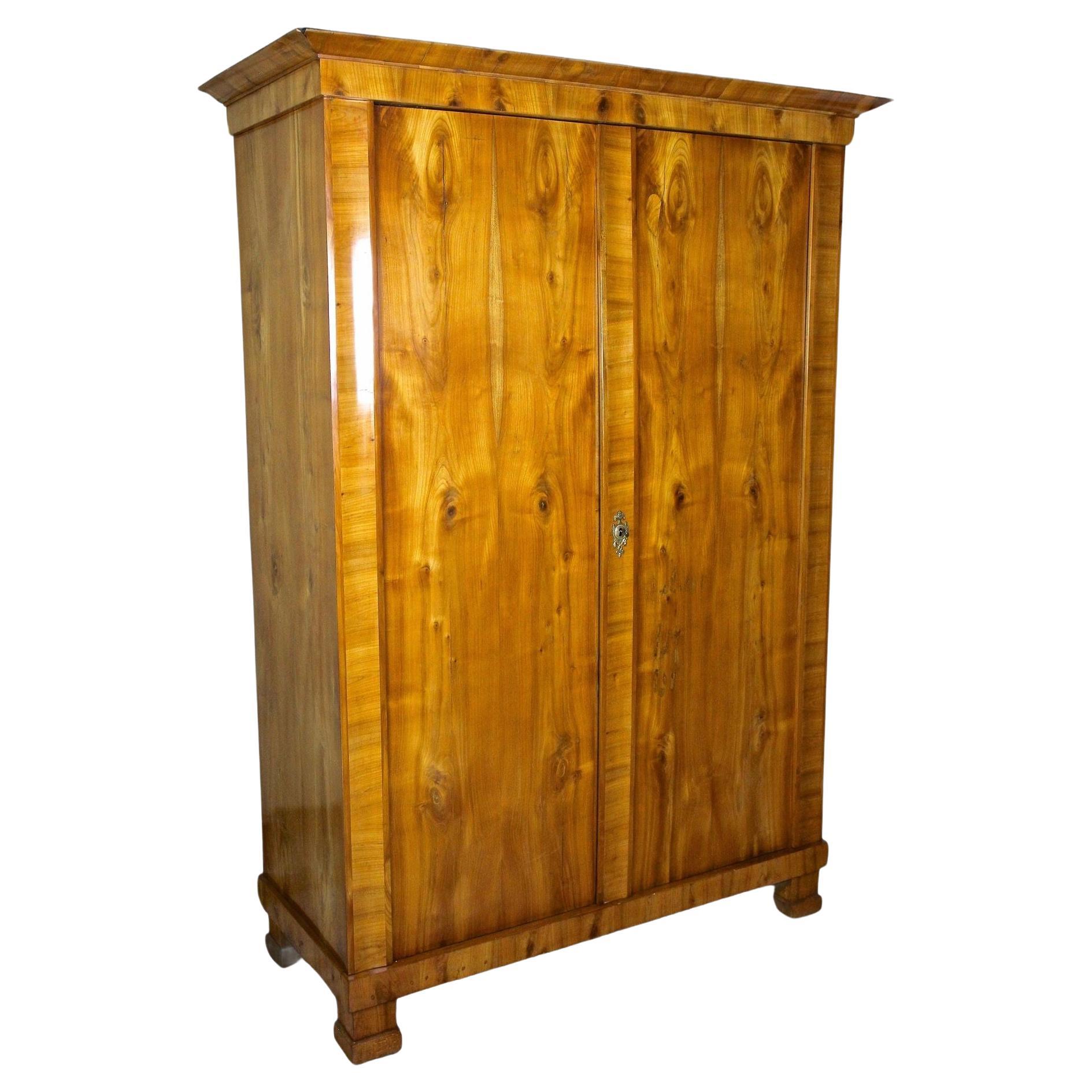 Cabinet Biedermeier en cerisier du 19e siècle, Autriche vers 1825