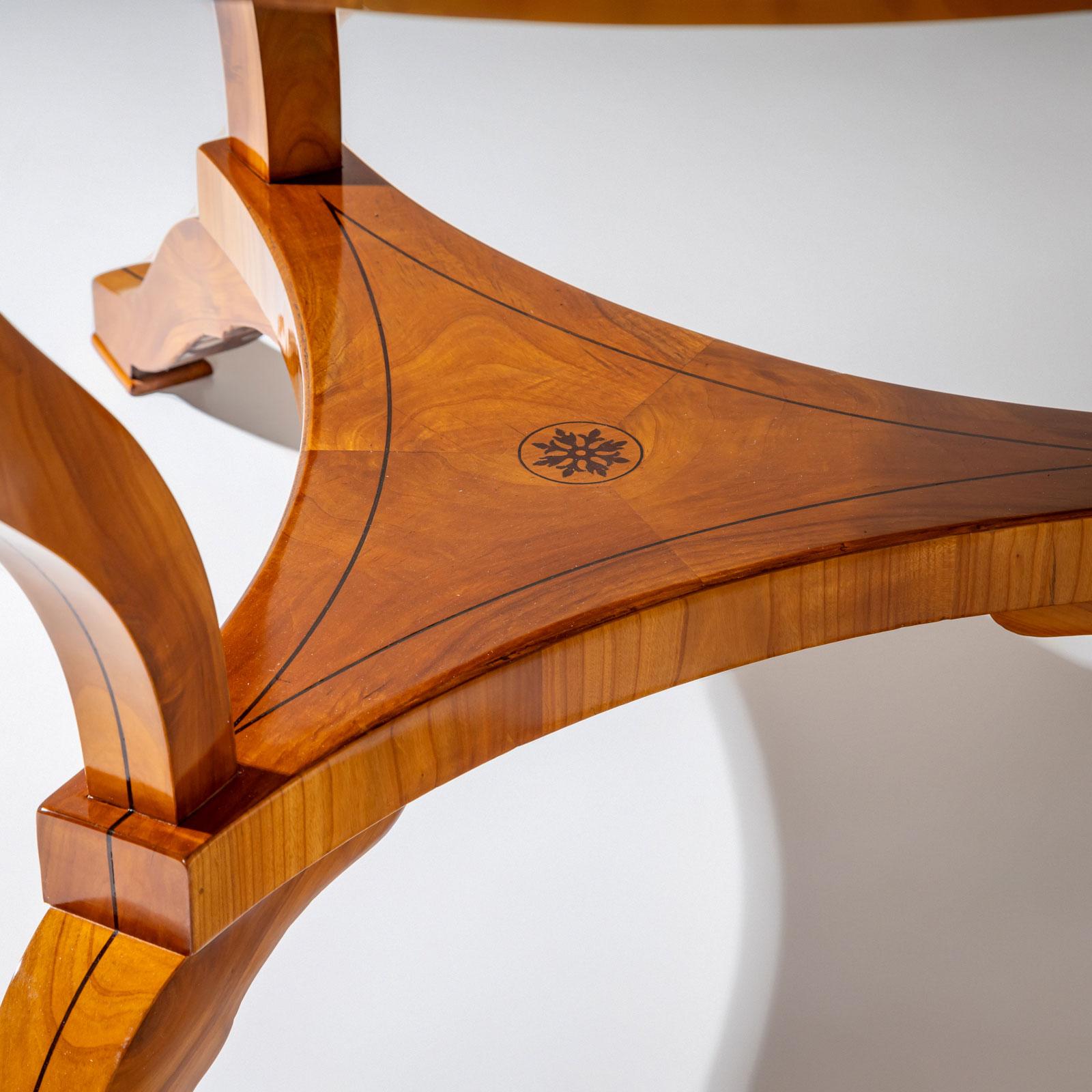 Biedermeier Kirschbaumholz-Mitteltisch aus dem 19. Jahrhundert, Deutschland im Zustand „Gut“ im Angebot in New York, NY