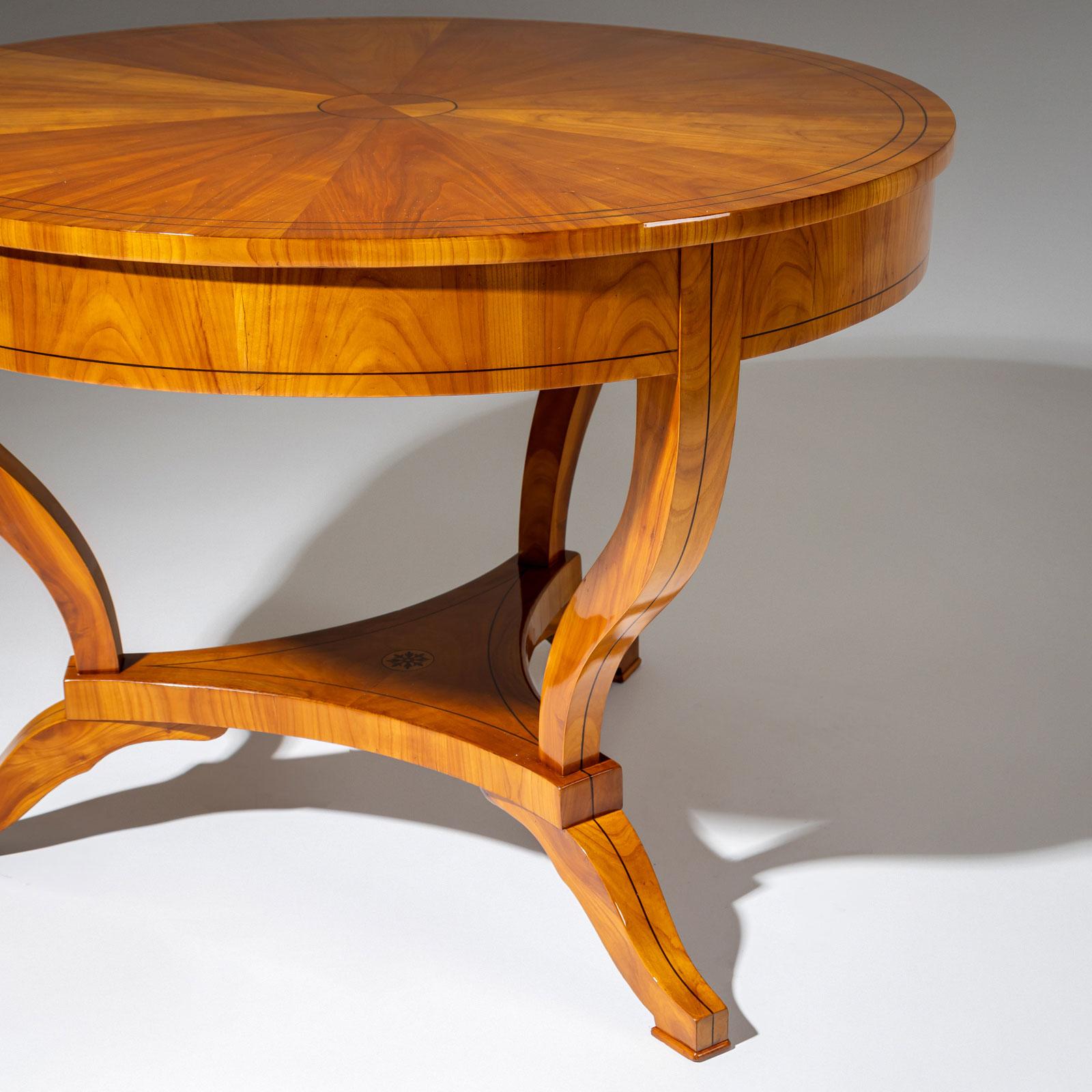 Biedermeier Kirschbaumholz-Mitteltisch aus dem 19. Jahrhundert, Deutschland (Holz) im Angebot