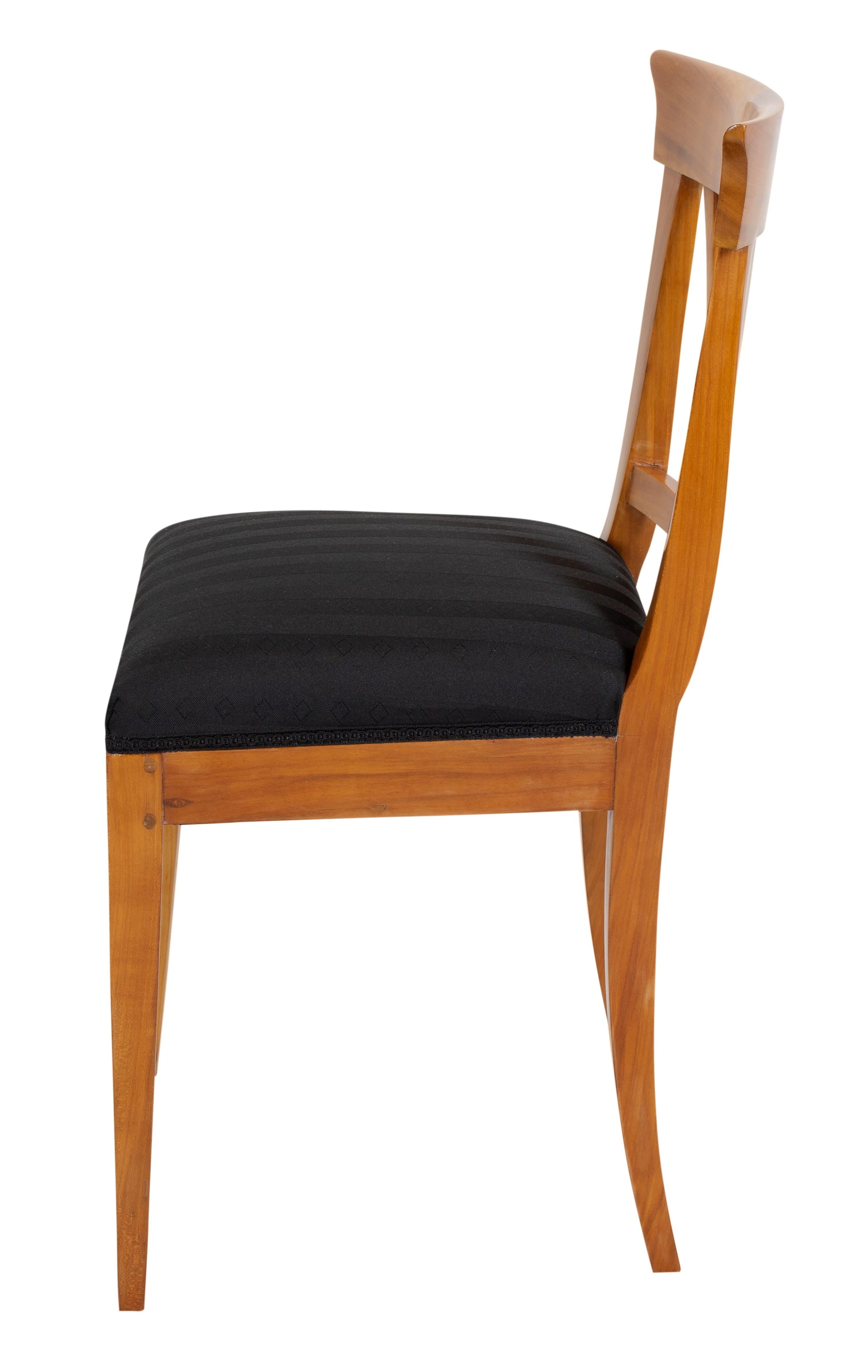 Ein Stuhl aus der Zeit des Biedermeier, um 1830. Der Stuhl ist aus massivem Kirschholz gefertigt. Der Stuhl ist neu gepolstert, mit Riemen und Federn versehen und mit neuem Stoff bezogen.
In sehr gutem restauriertem Zustand.
