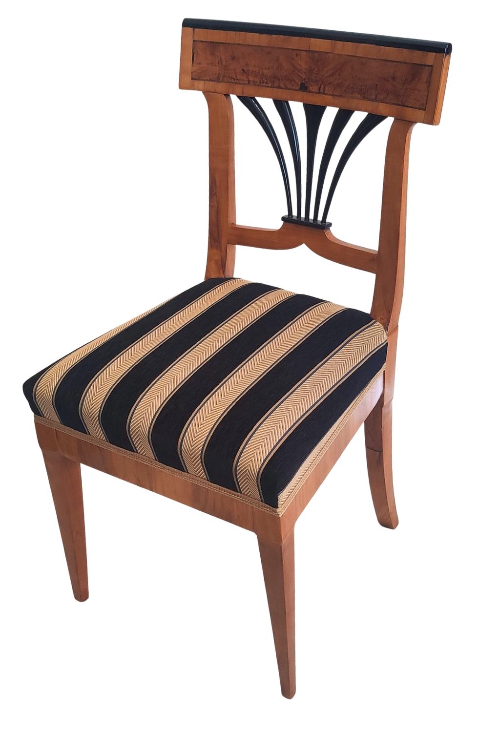 Elegant fauteuil d'appoint Biedermeier du sud de l'Allemagne, vers 1825. Fabriquée en merisier massif au grain fin et à la patine chaude, la chaise présente un panneau de dossier plaqué en racine de noyer et un dossier en forme d'éventail ébonisé.