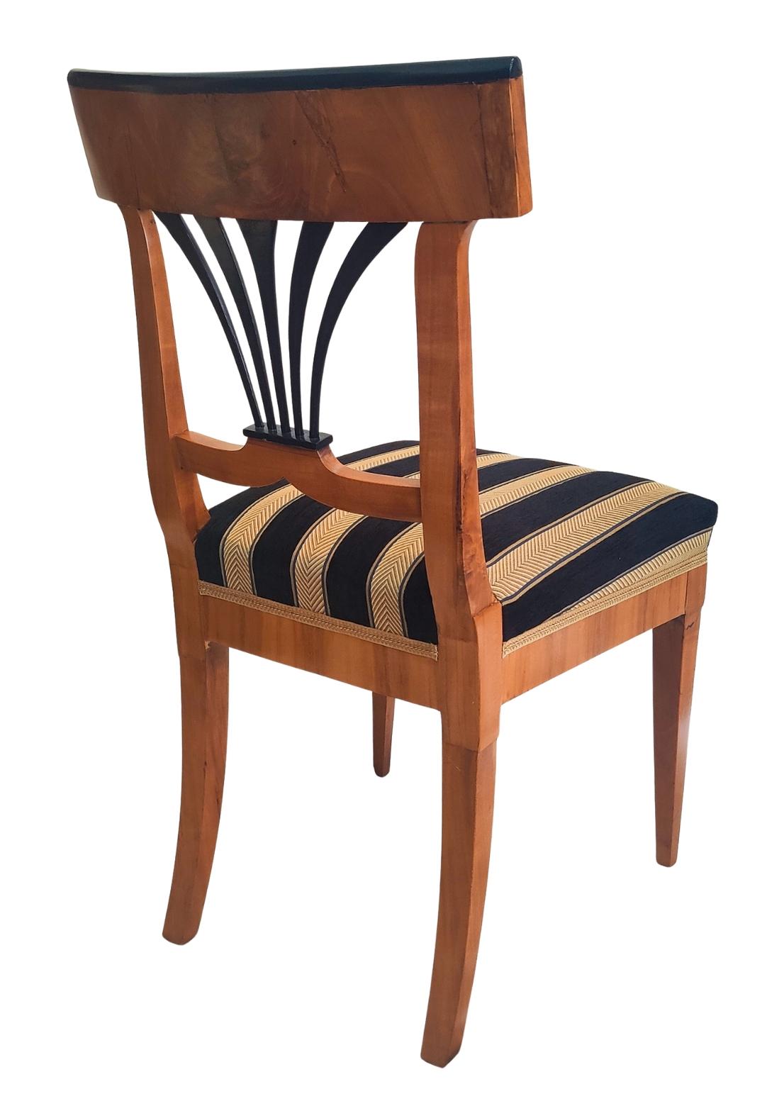 Chaise Biedermeier du 19ème siècle en cerisier en vente 1
