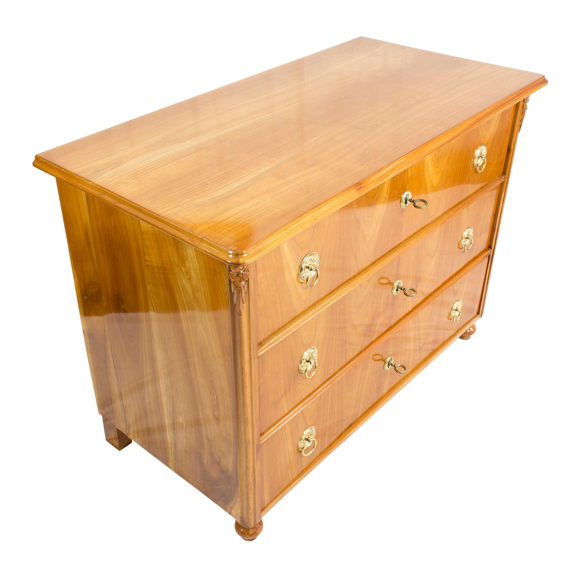 Bellissima cassettiera Biedermeier a tre cassetti. La commode è realizzata in legno massiccio e impiallacciato di ciliegio e risale al 1840 circa, proveniente dall'Austria. L'interno dei cassetti è realizzato in legno di abete rosso, come sempre. Il