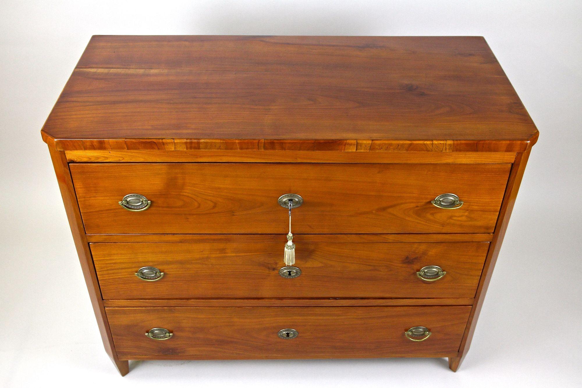 Austriaco Cassettiera Biedermeier in ciliegio del XIX secolo, Austria, 1830 circa in vendita