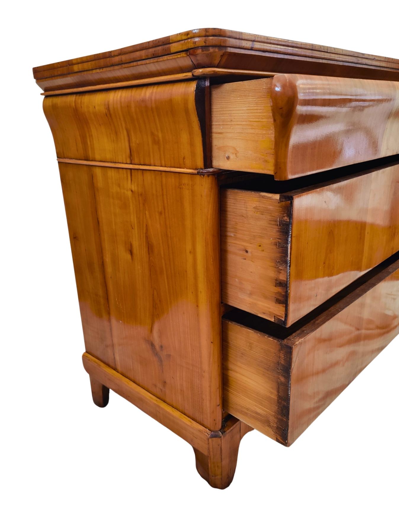 Cassettiera in ciliegio Biedermeier del XIX secolo in vendita 5