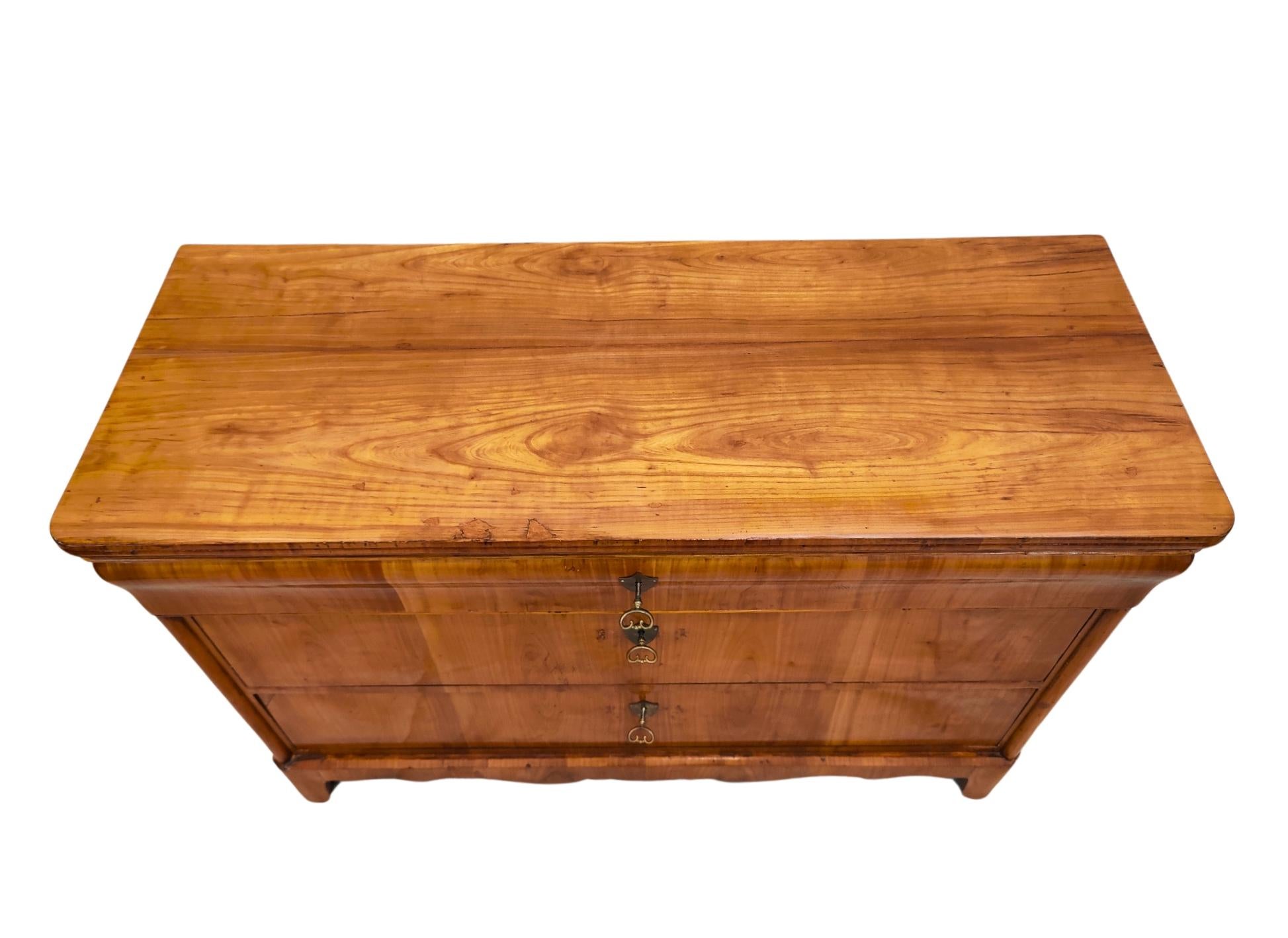 Tedesco Cassettiera in ciliegio Biedermeier del XIX secolo in vendita